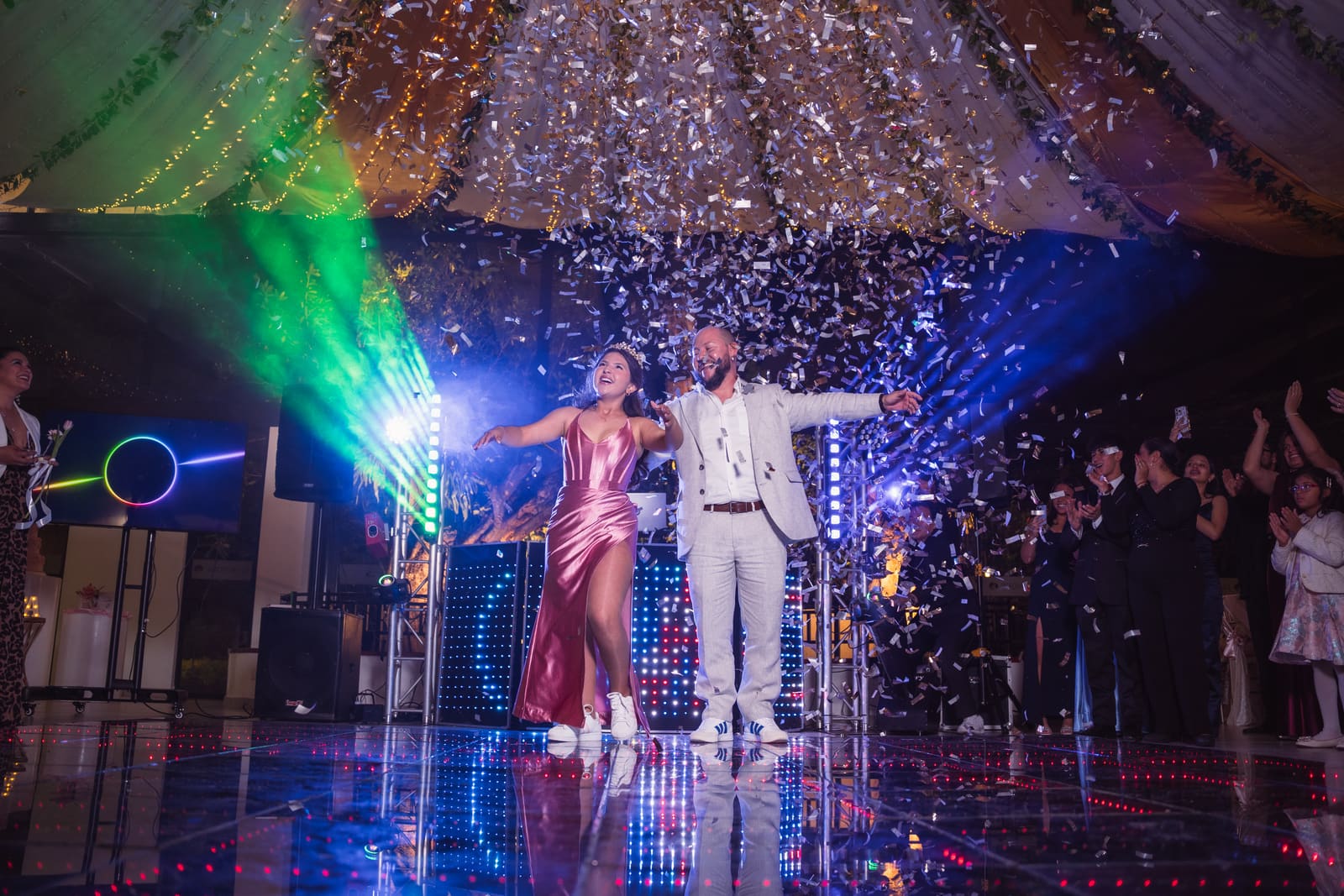 Quinceañera bailando el vals con su padre bajo luces cálidas.