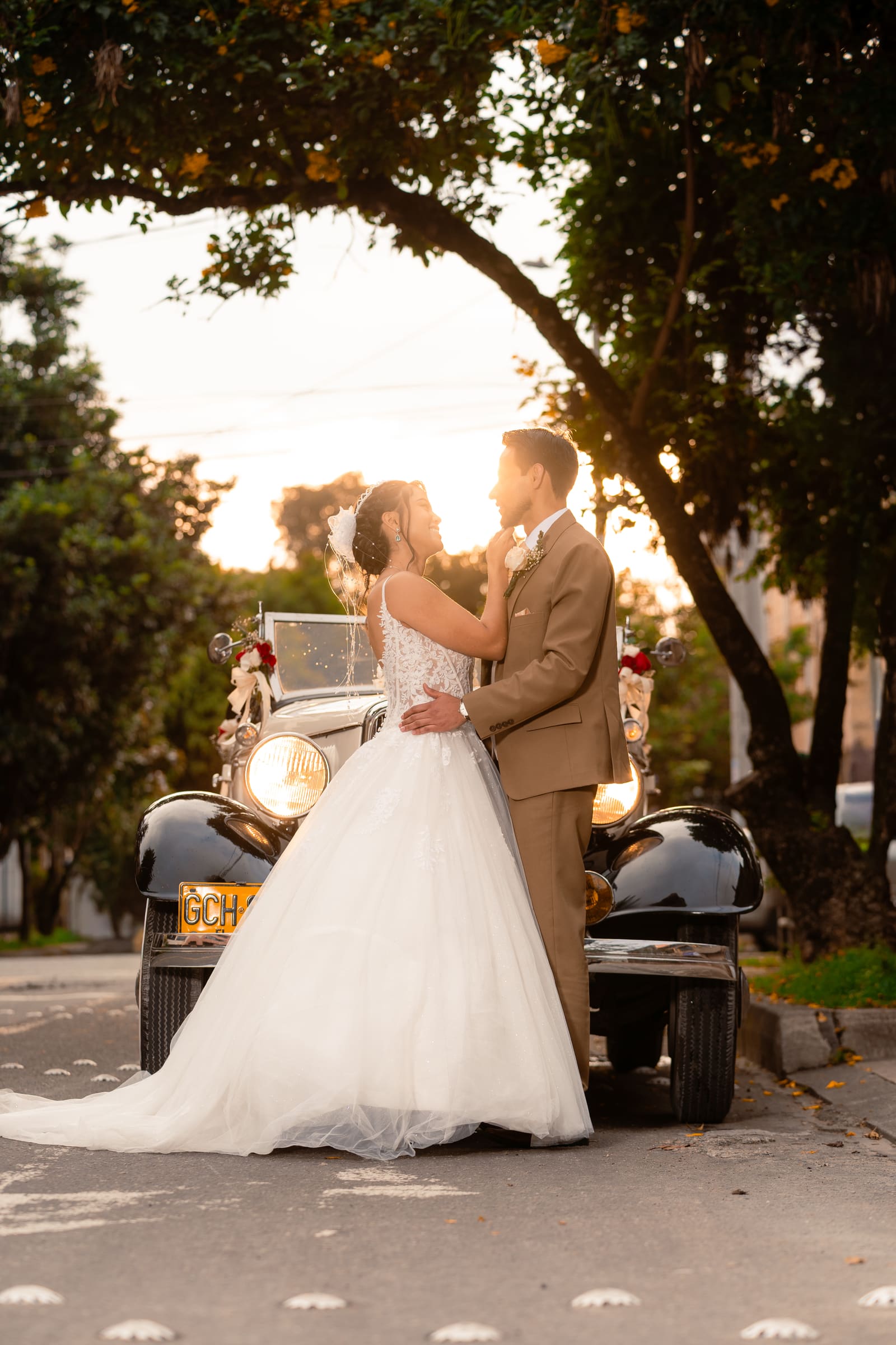 Pareja de novios abrazada al atardecer, retrato vertical