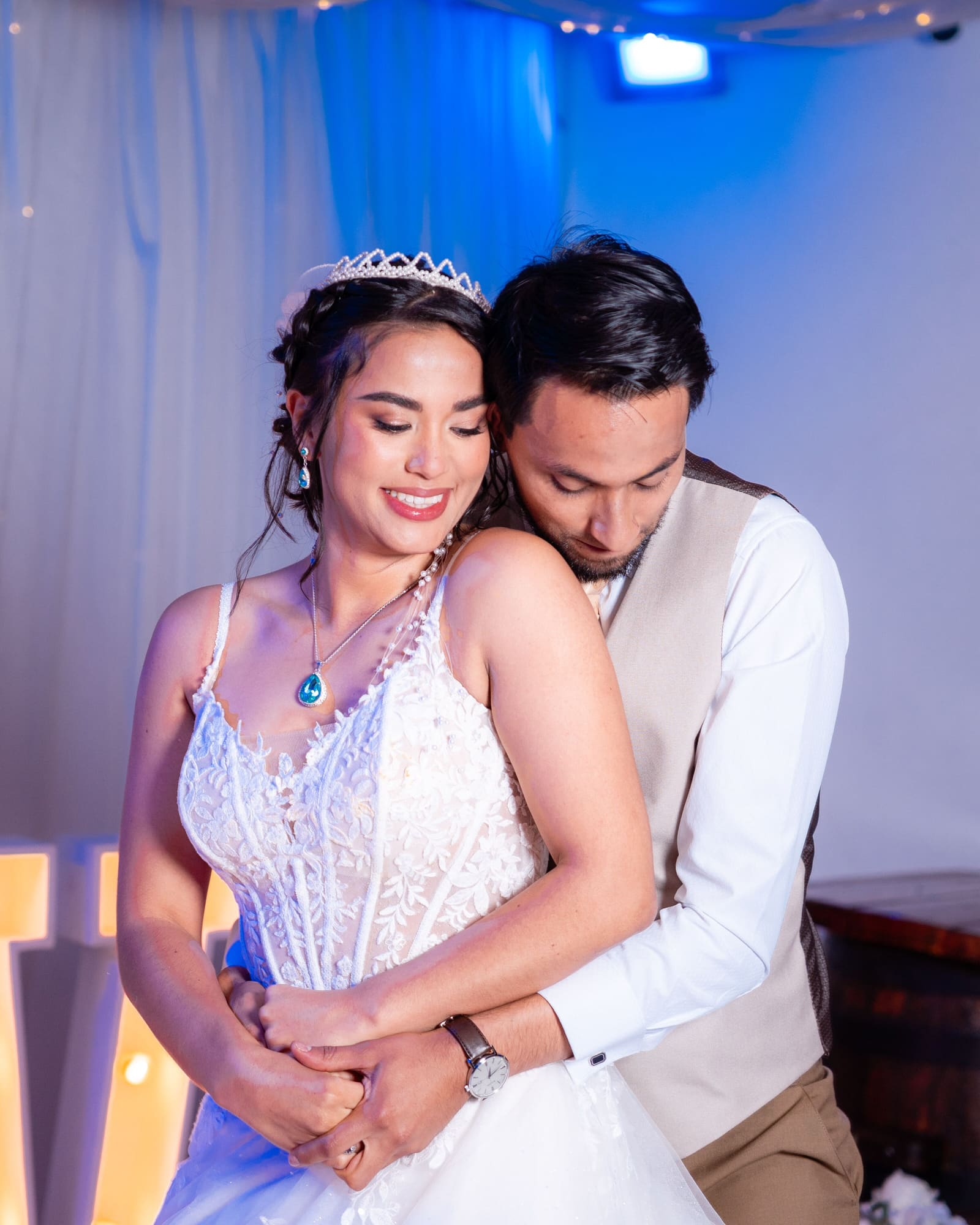 Sesión de pareja larga y dirigida lejos de la fiesta