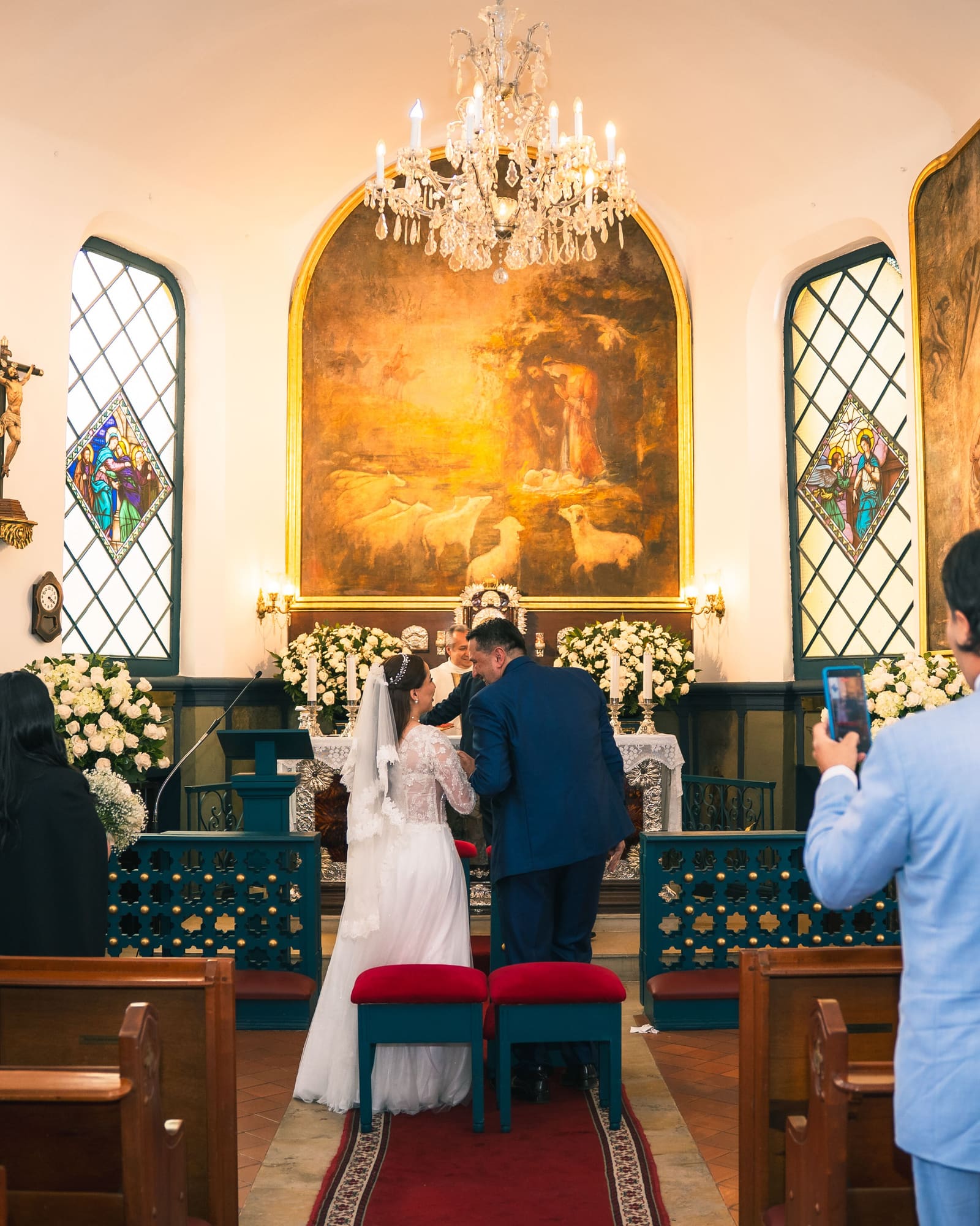 Los novios viviendo su fiesta mientras el equipo documenta en segundo plano