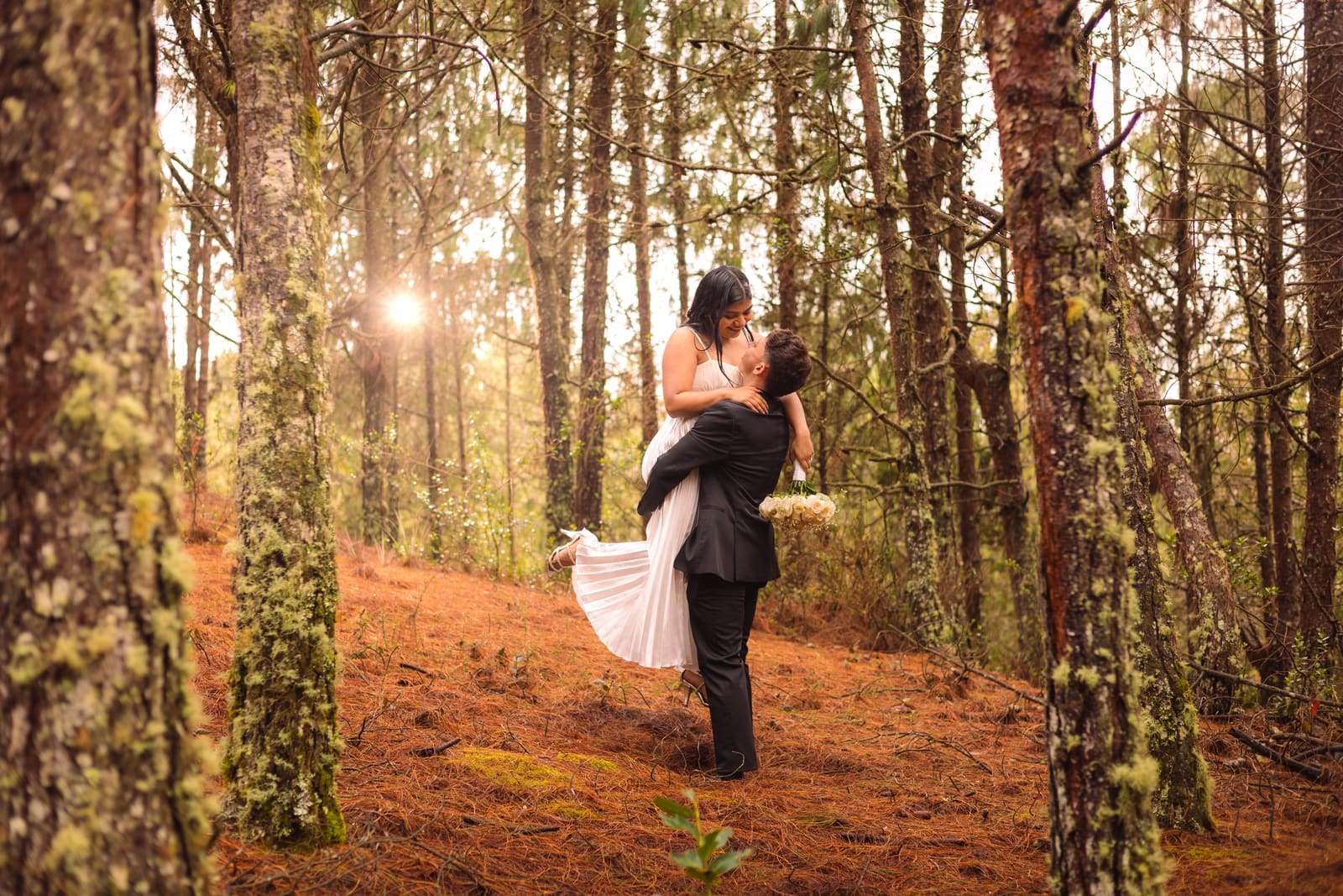 Los novios saliendo entre lluvia de arroz