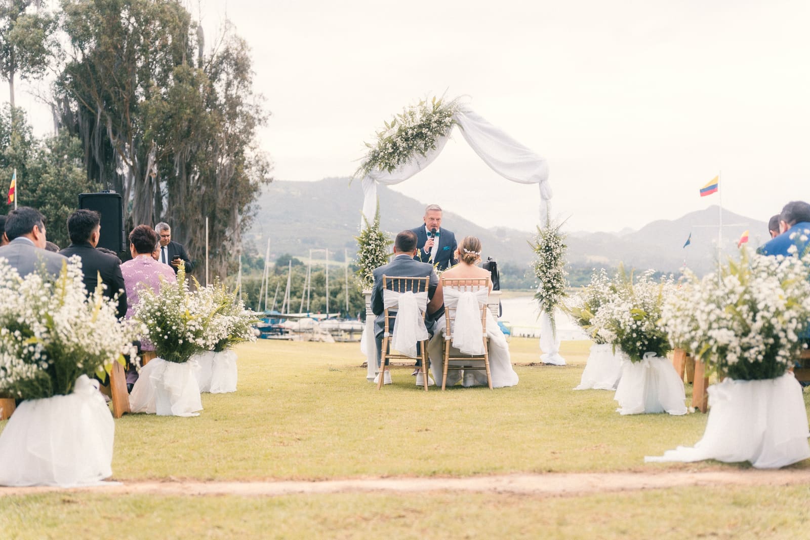 Primer baile de los novios rodeados de invitados
