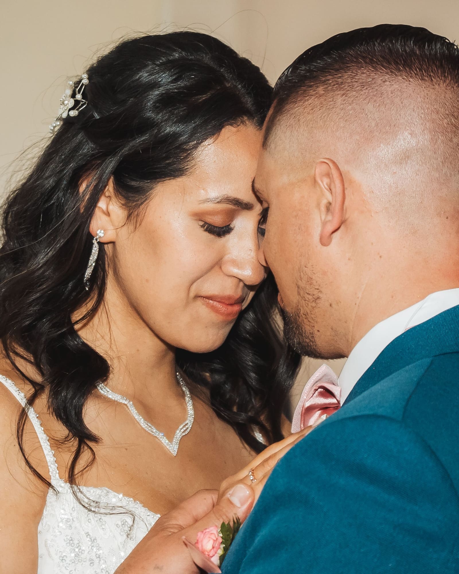 Los novios en un momento íntimo durante la ceremonia