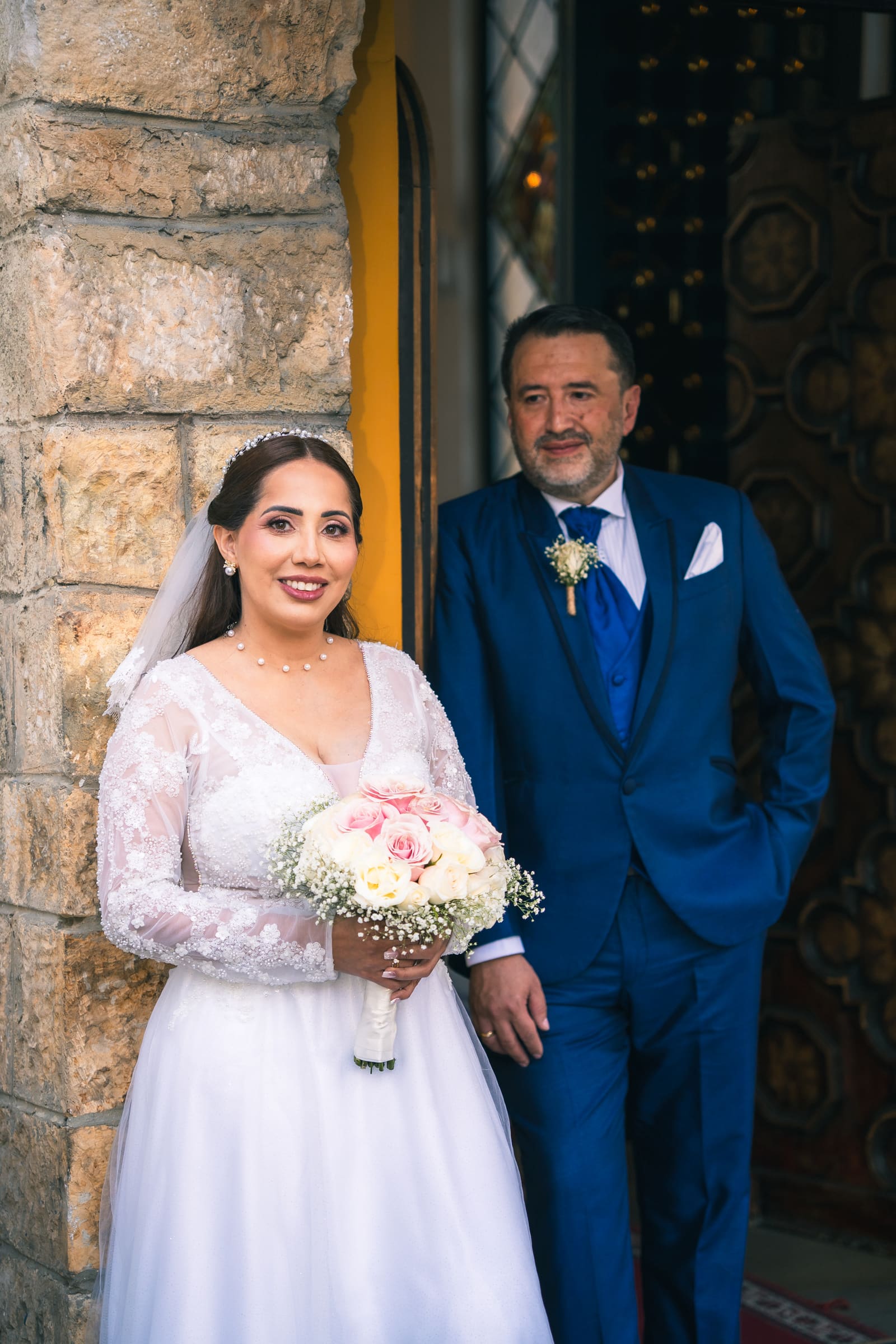 Retrato de pareja al atardecer con edición cálida