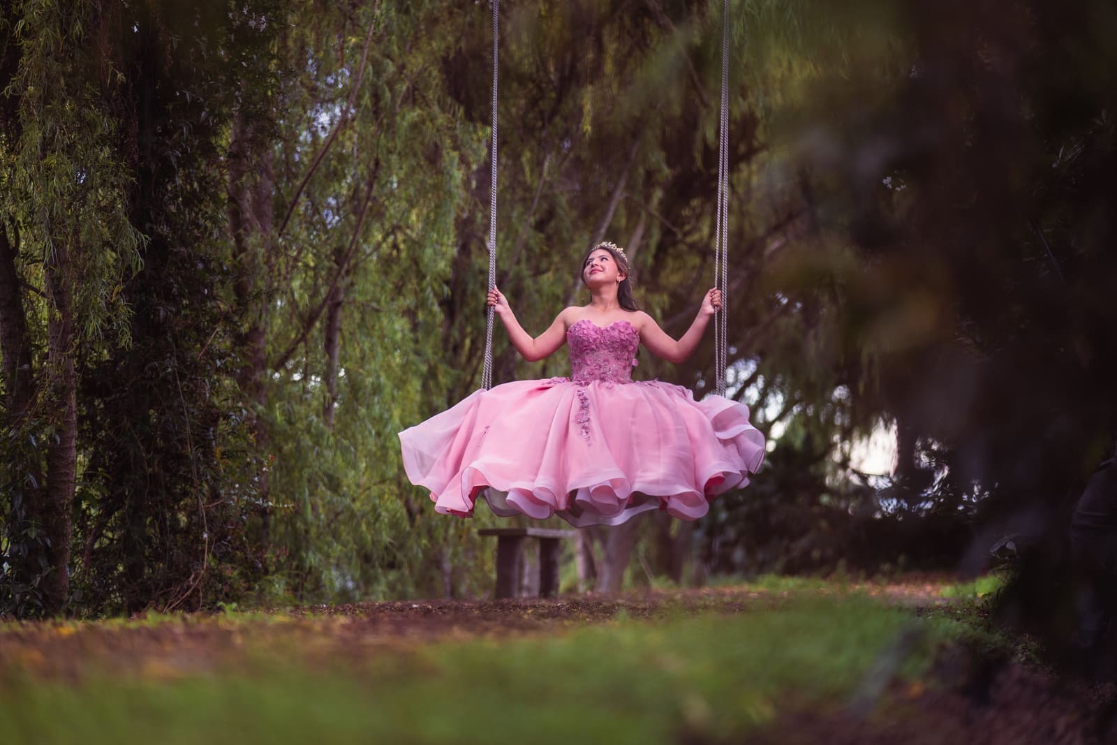 Quinceañera abrazando a su papá durante el vals, con luces cálidas