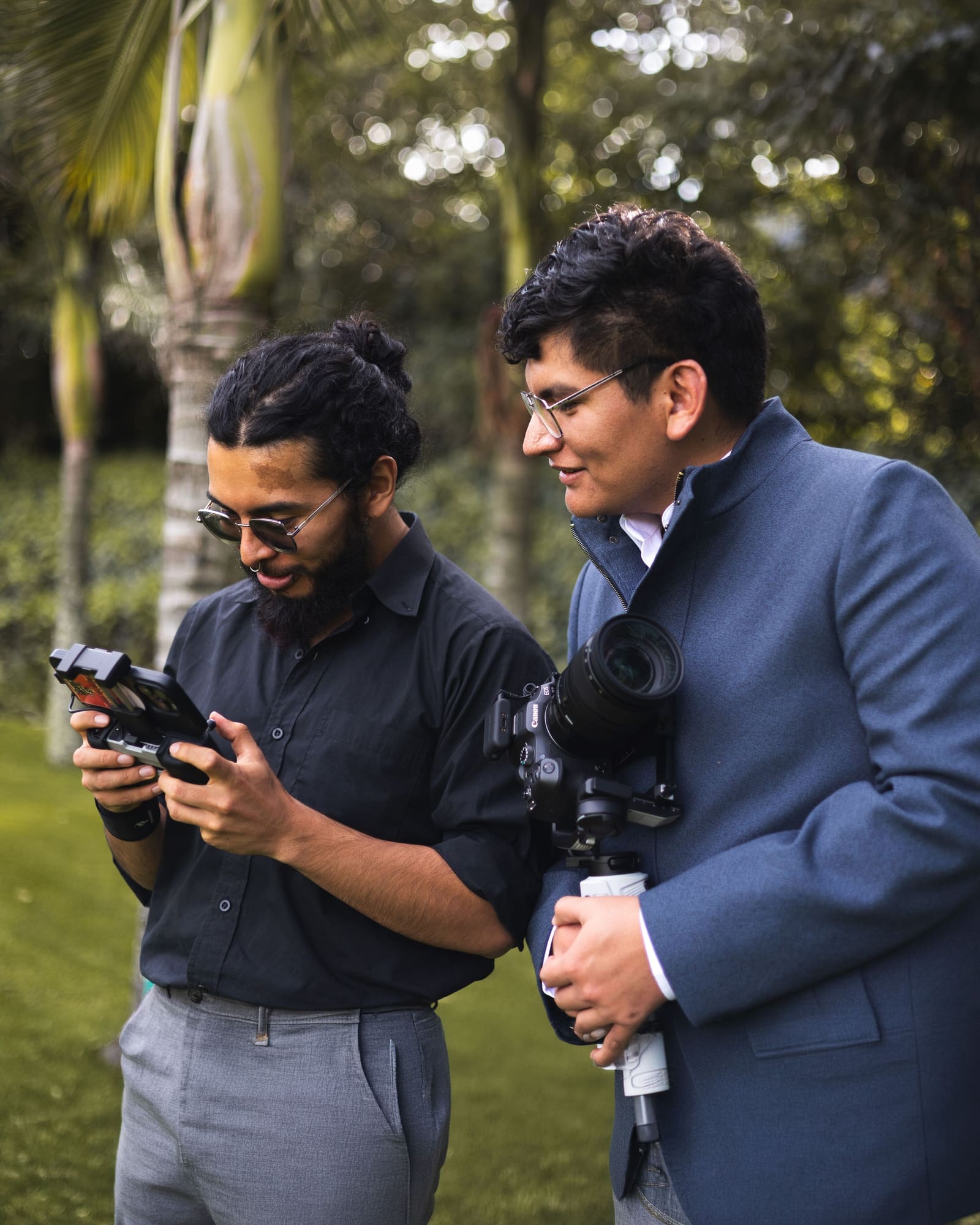Fotógrafo llegando tarde y montando equipo con la fiesta empezada