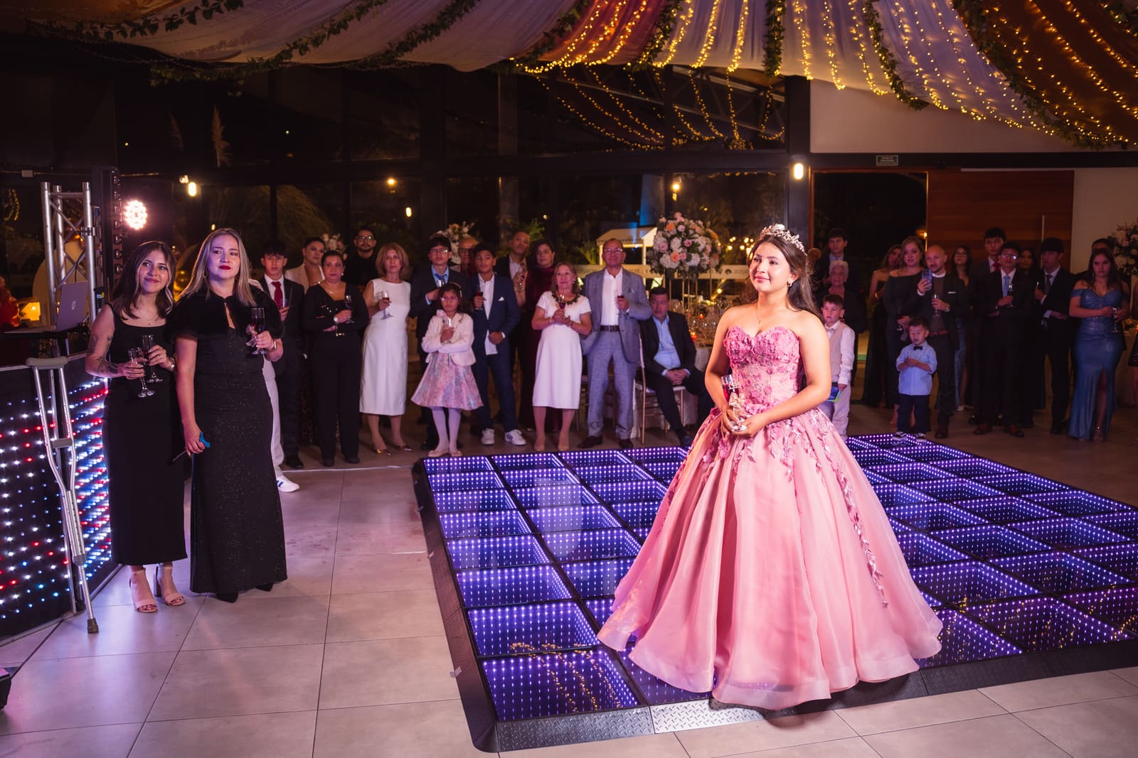 Entrada de la quinceañera al salón entre aplausos