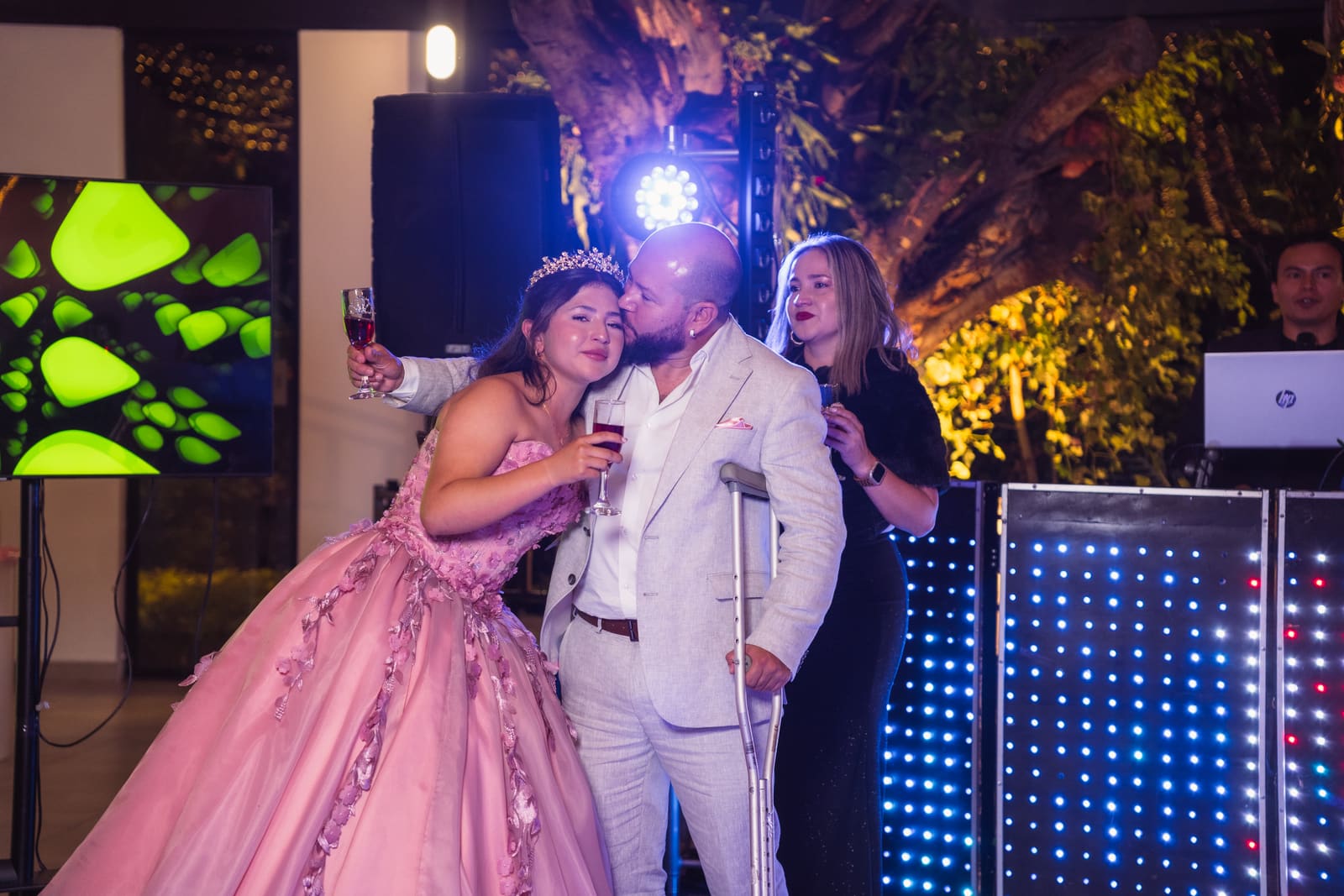 Brindis de la familia con copas en alto