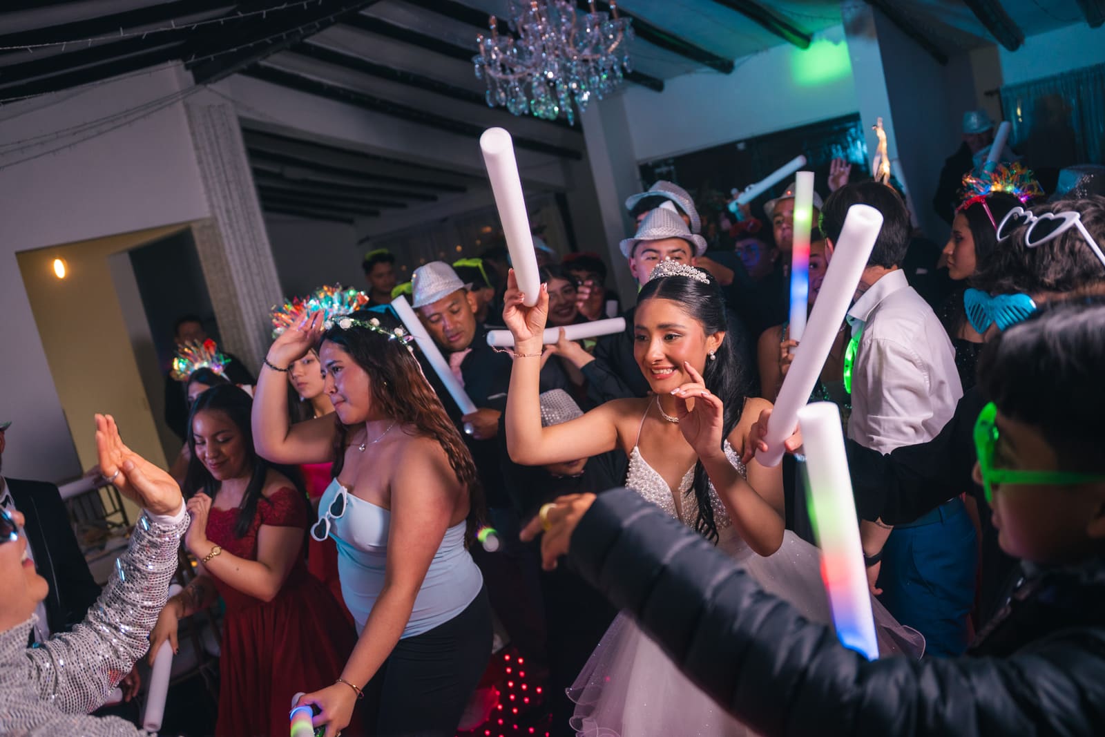 Reacción de los abuelos durante la sorpresa de baile