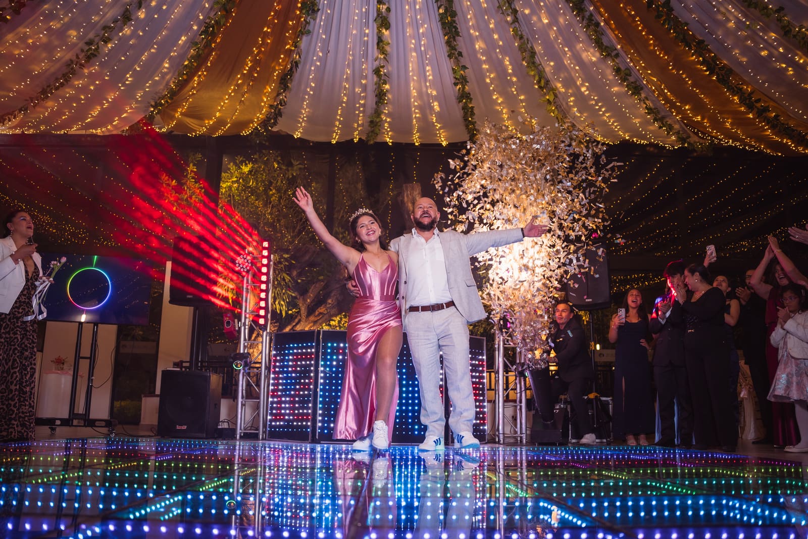 La quinceañera bailando el vals con su papá