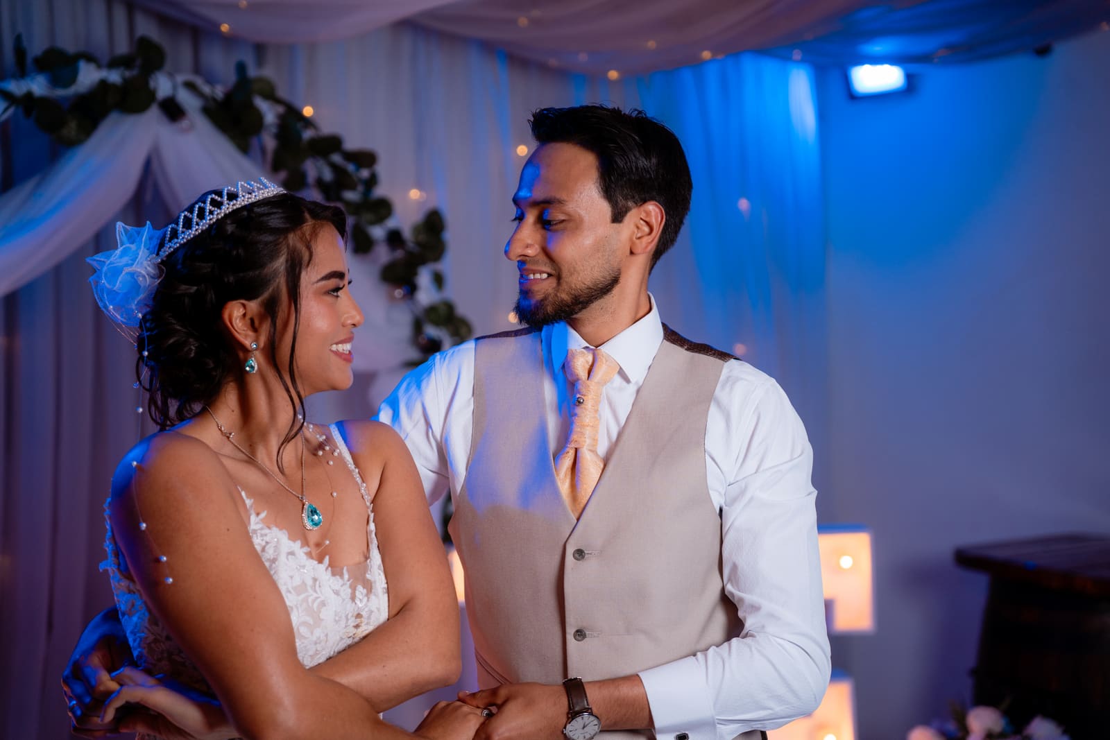 Erika y Duván momentos después de la ceremonia, luz cálida de la tarde en Bogotá