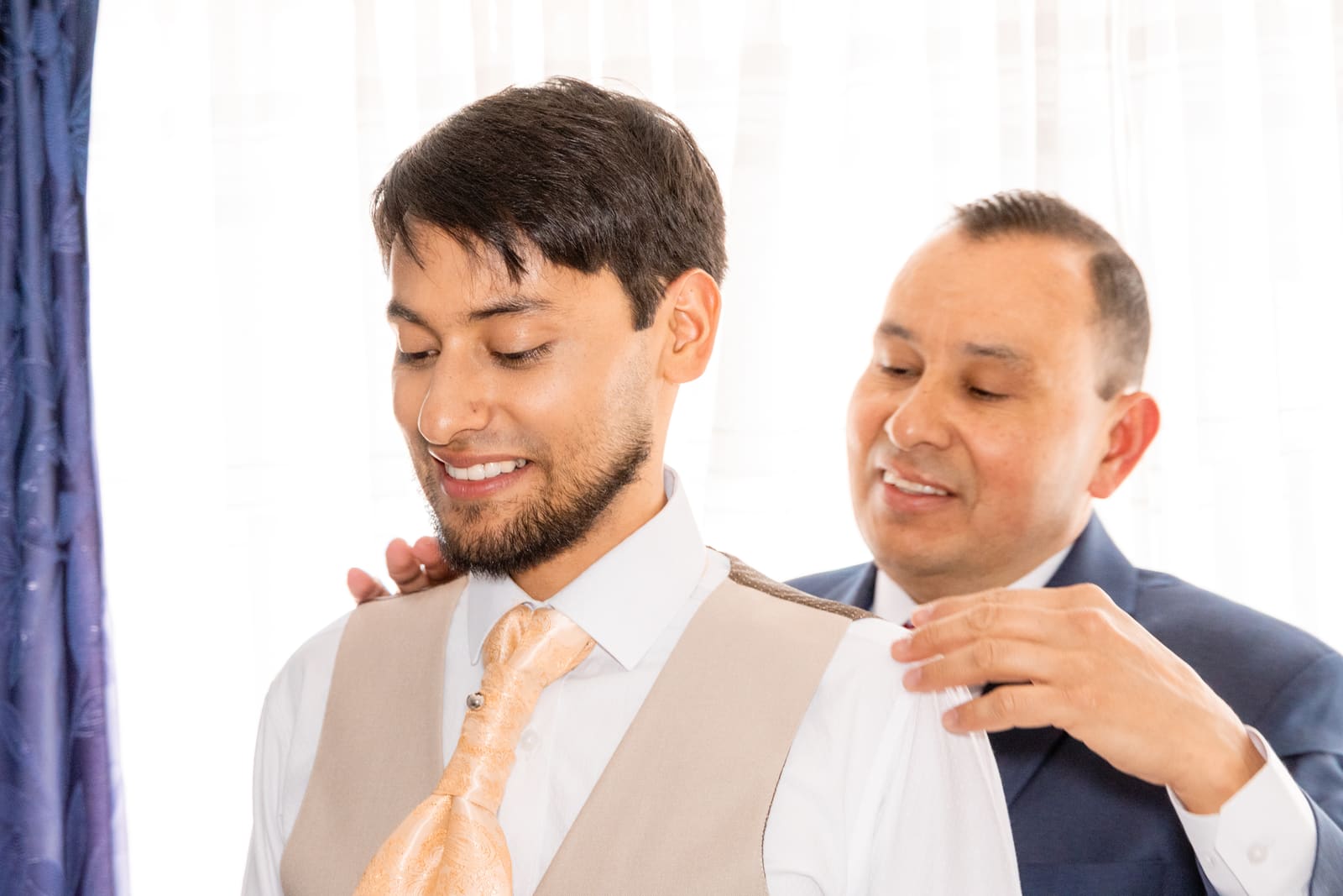 Detalle del vestido y los accesorios de la novia