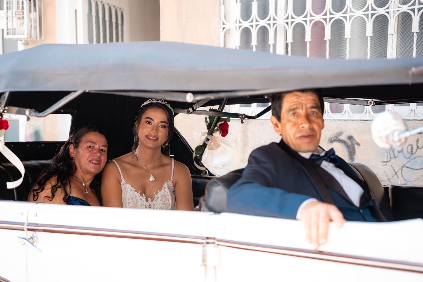 Retrato de los novios recién casados a la salida de la iglesia
