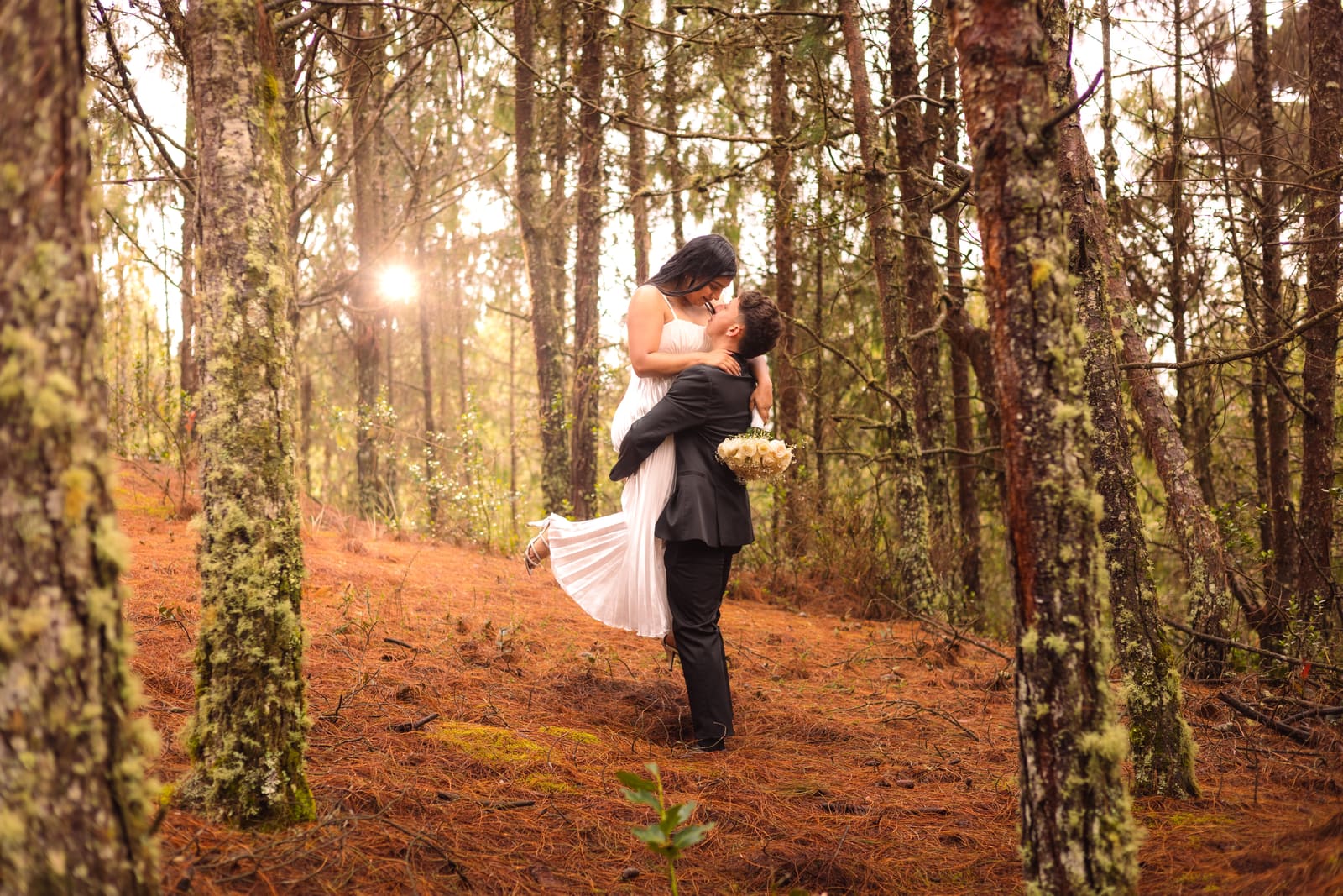 Retrato cercano de la pareja con fondo de vegetación