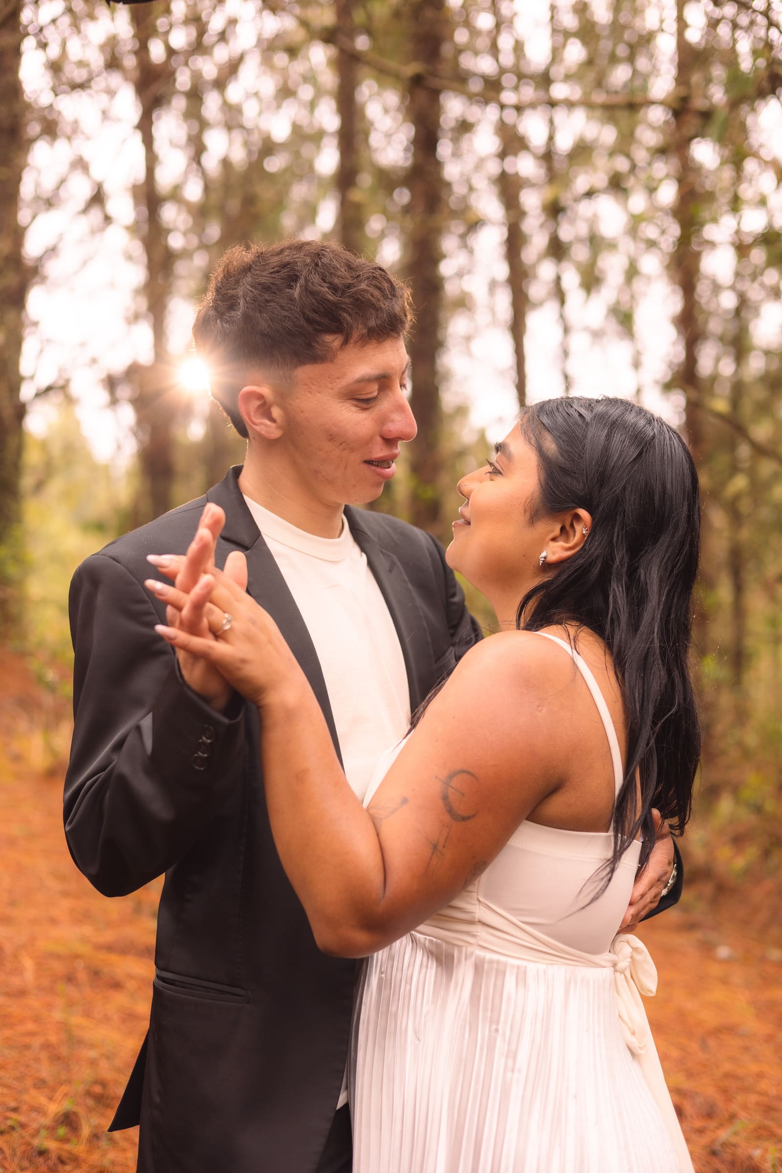 Lorena riendo durante la sesión preboda