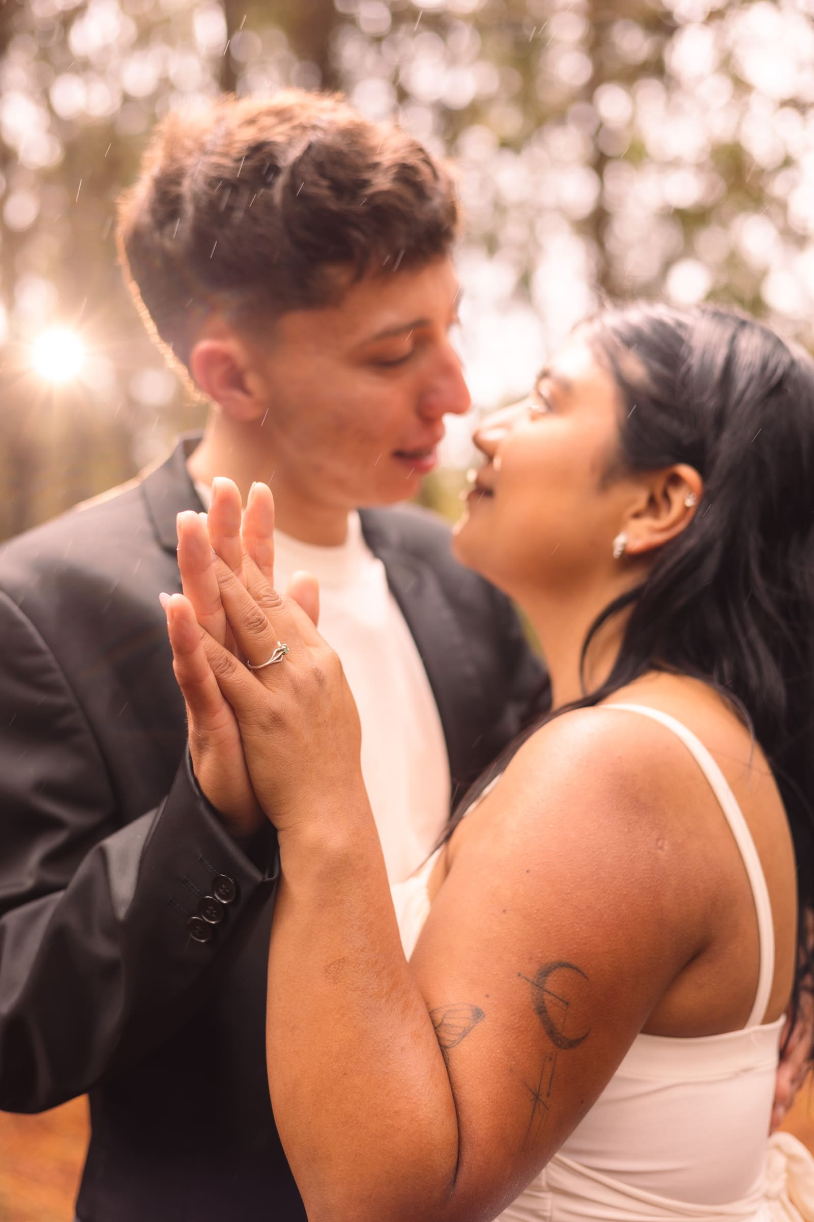 La pareja sentada sobre un tronco en el bosque