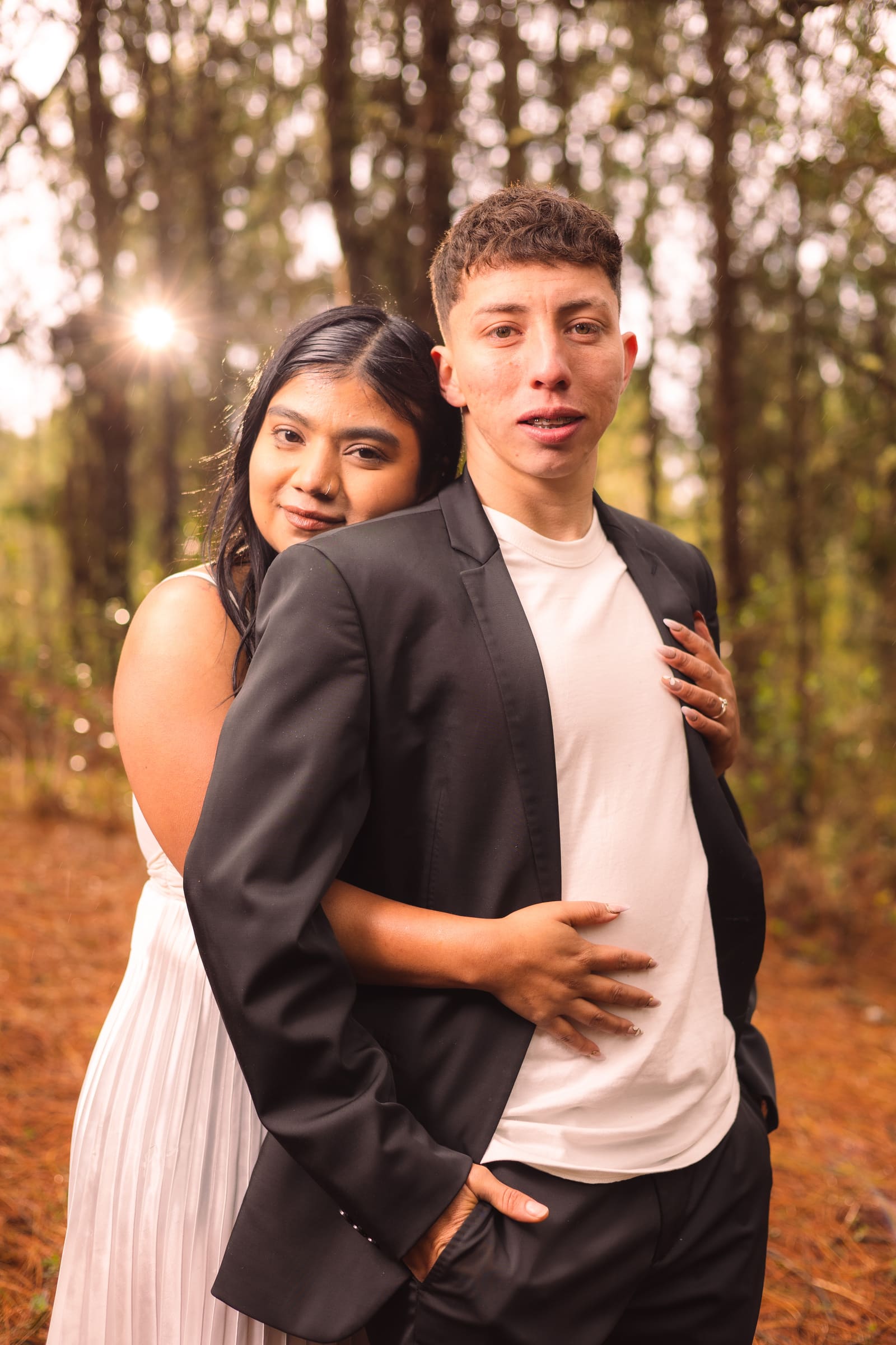 Silueta de la pareja a contraluz entre los árboles