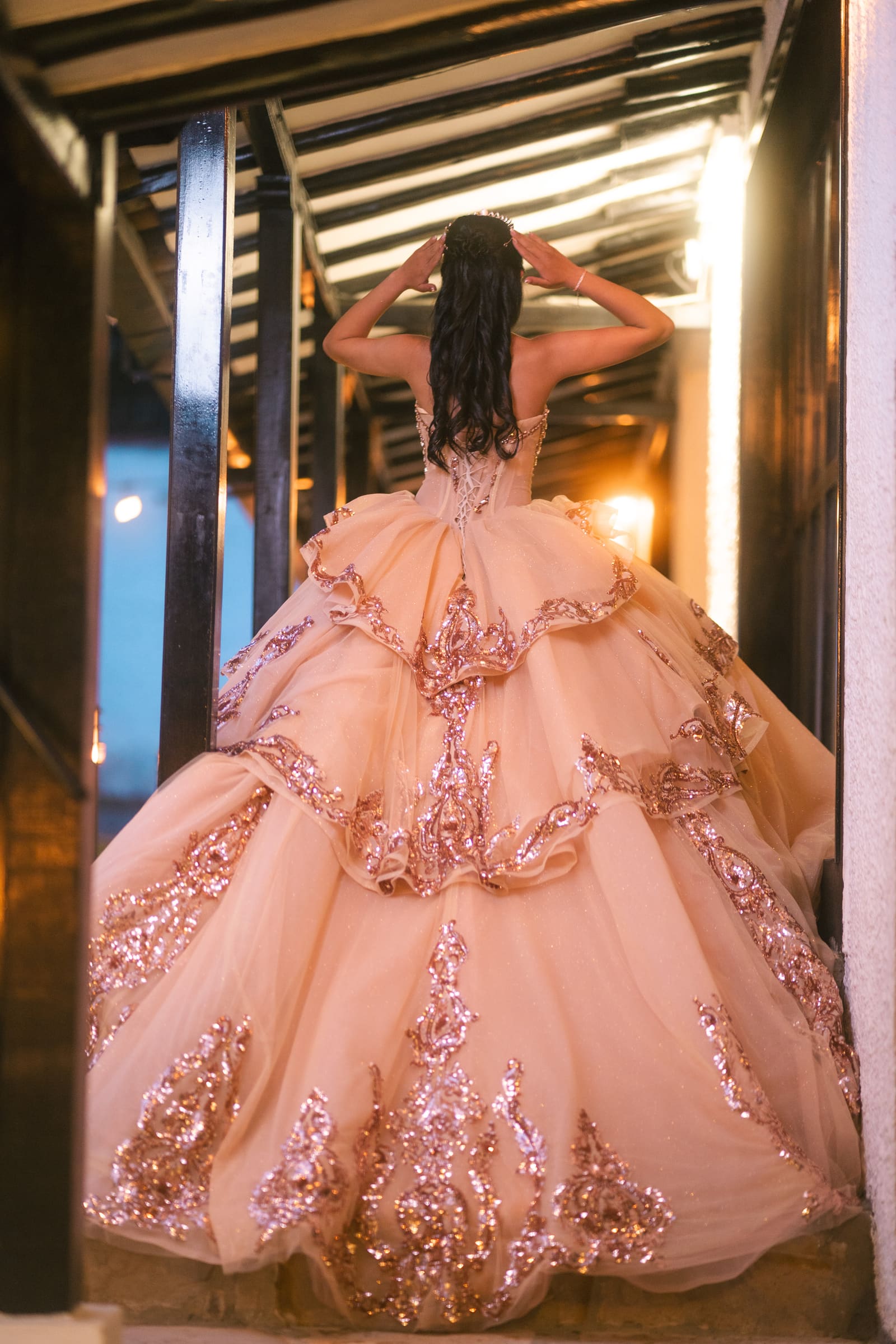 Detalle del vestido de Majo antes de la fiesta