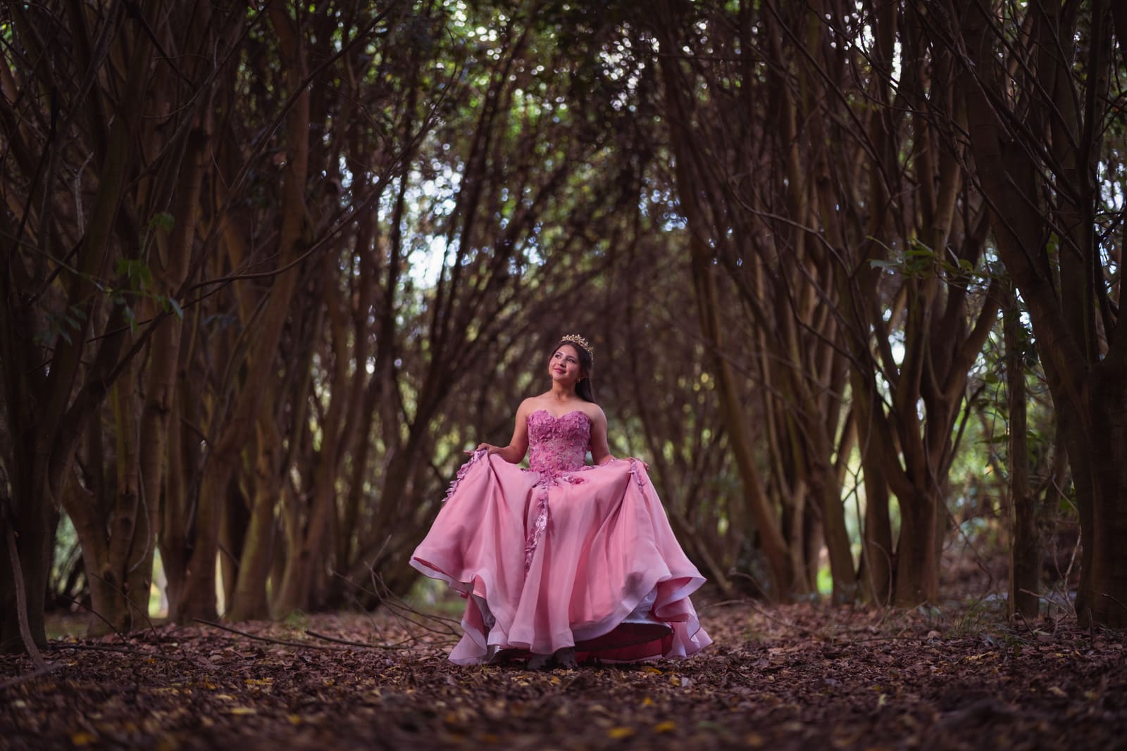 Retrato de Isabella entre los árboles del bosque de la hacienda