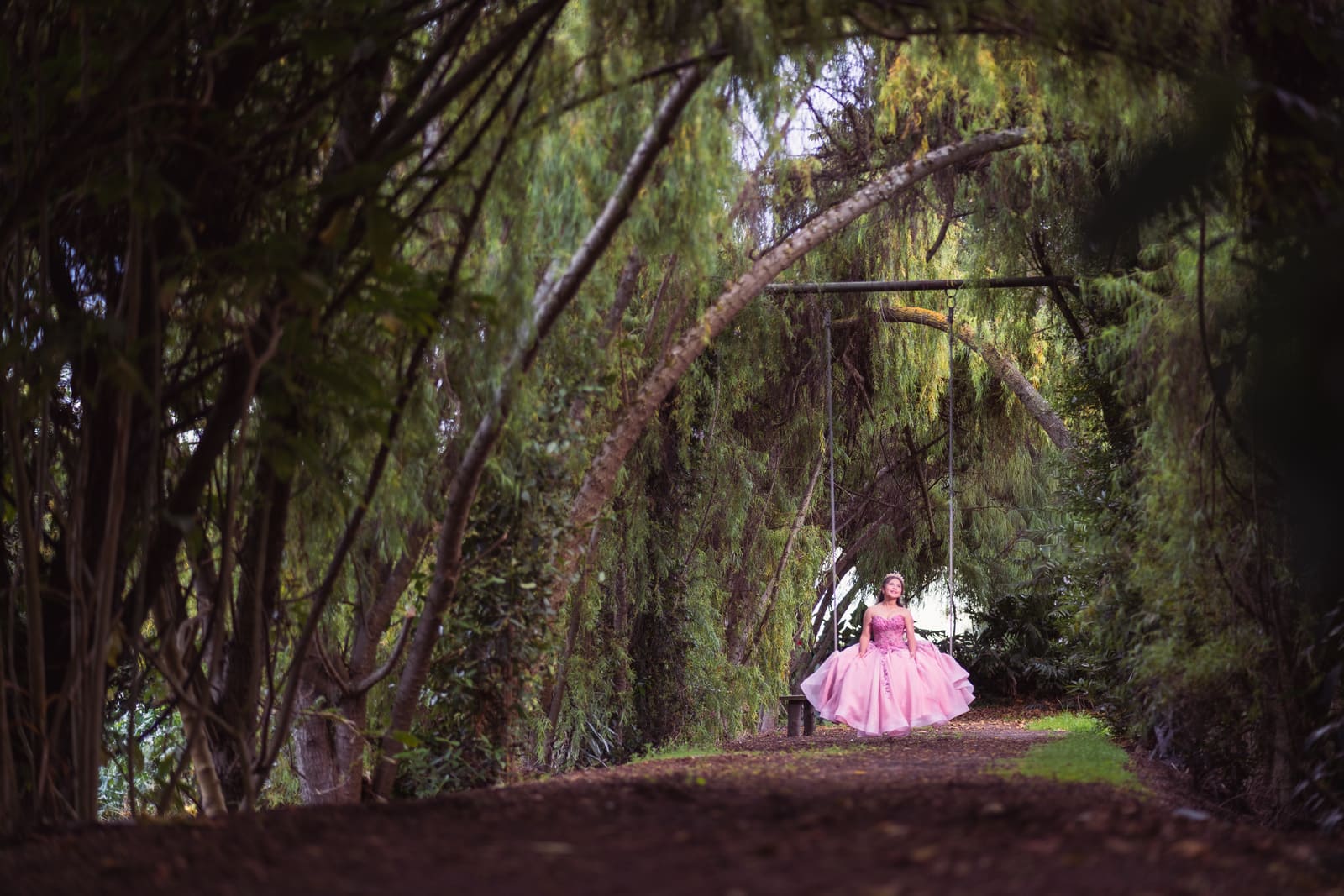 Isabella posando en el bosque junto al salón de la Hacienda Santa Helena