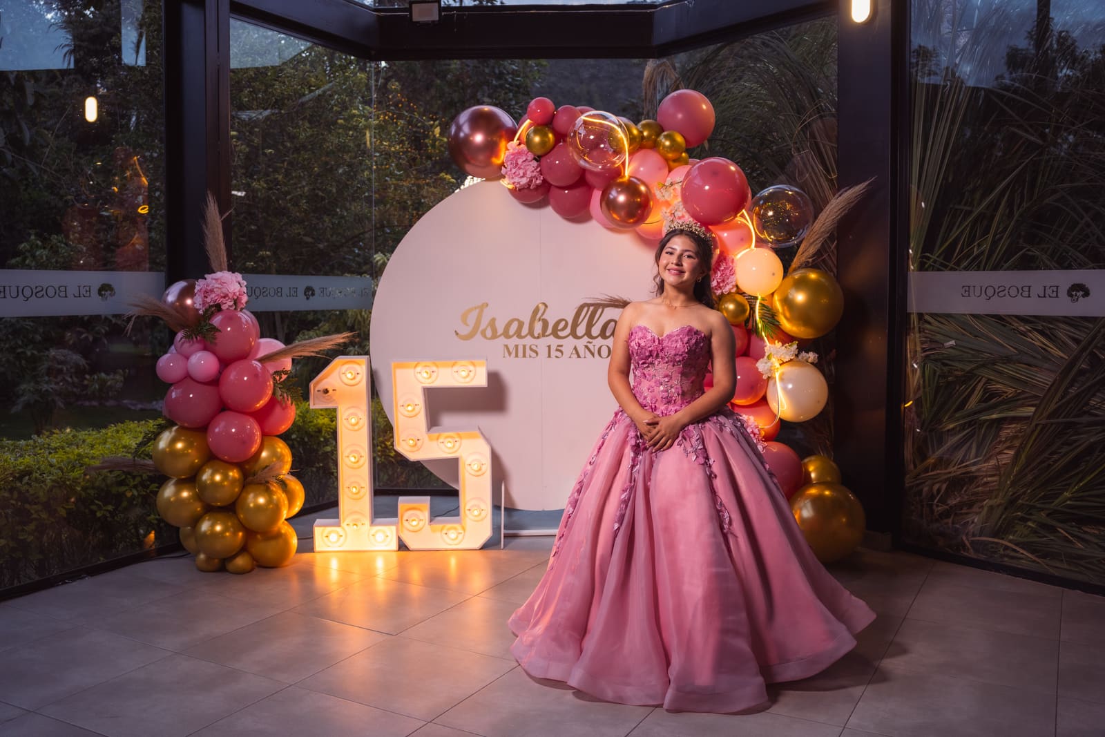 Isabella bailando con sus amigas
