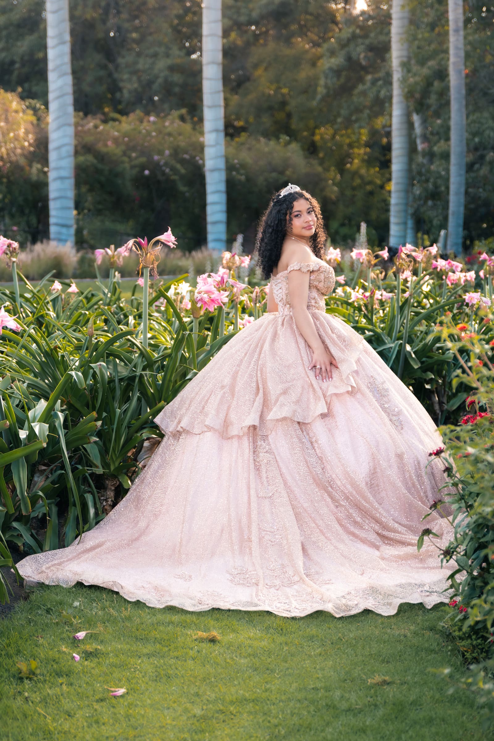 María Teresa posando junto a un estanque del jardín