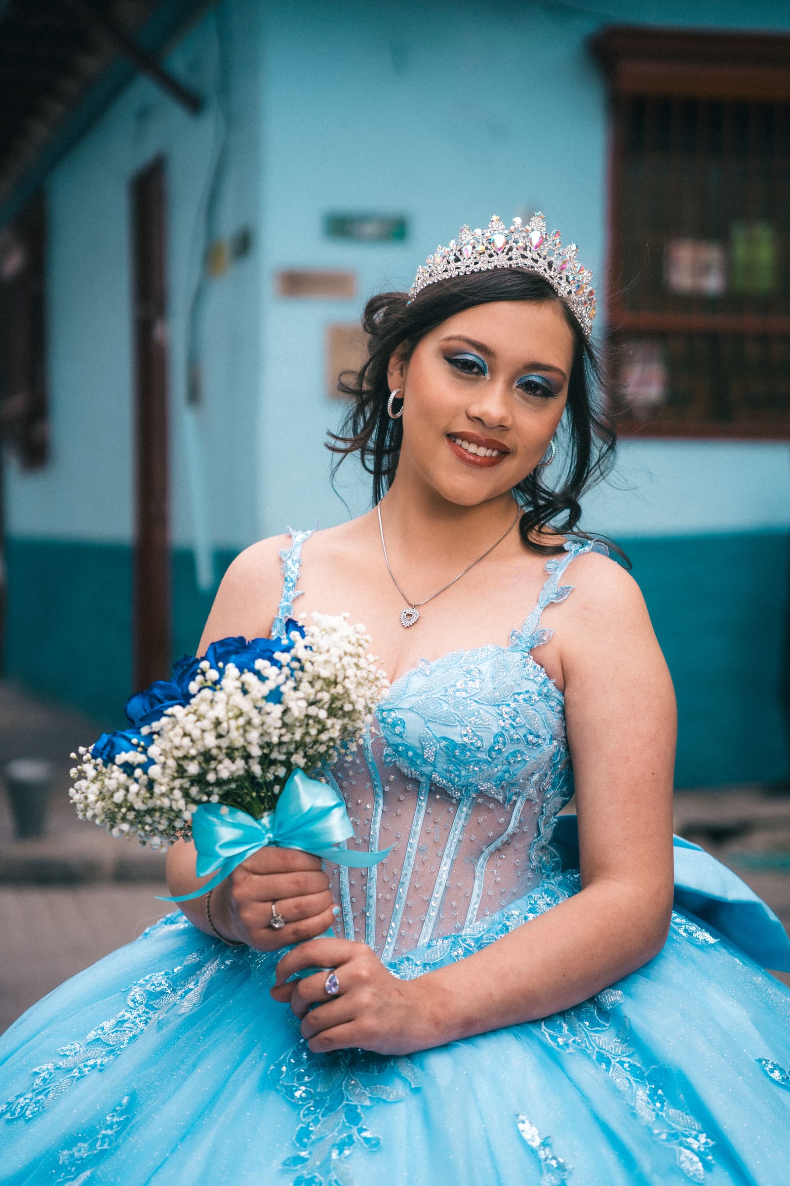 Mariana caminando por una calle de La Candelaria