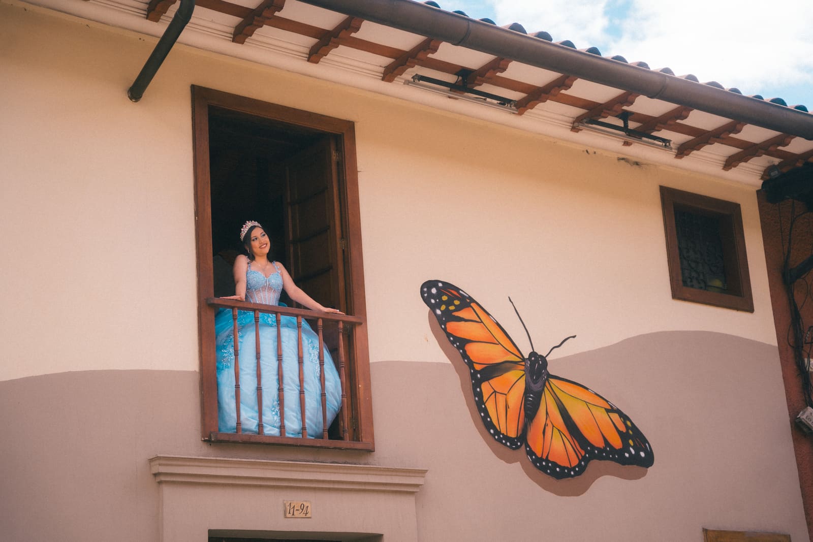 Mariana girando y haciendo volar la falda del vestido