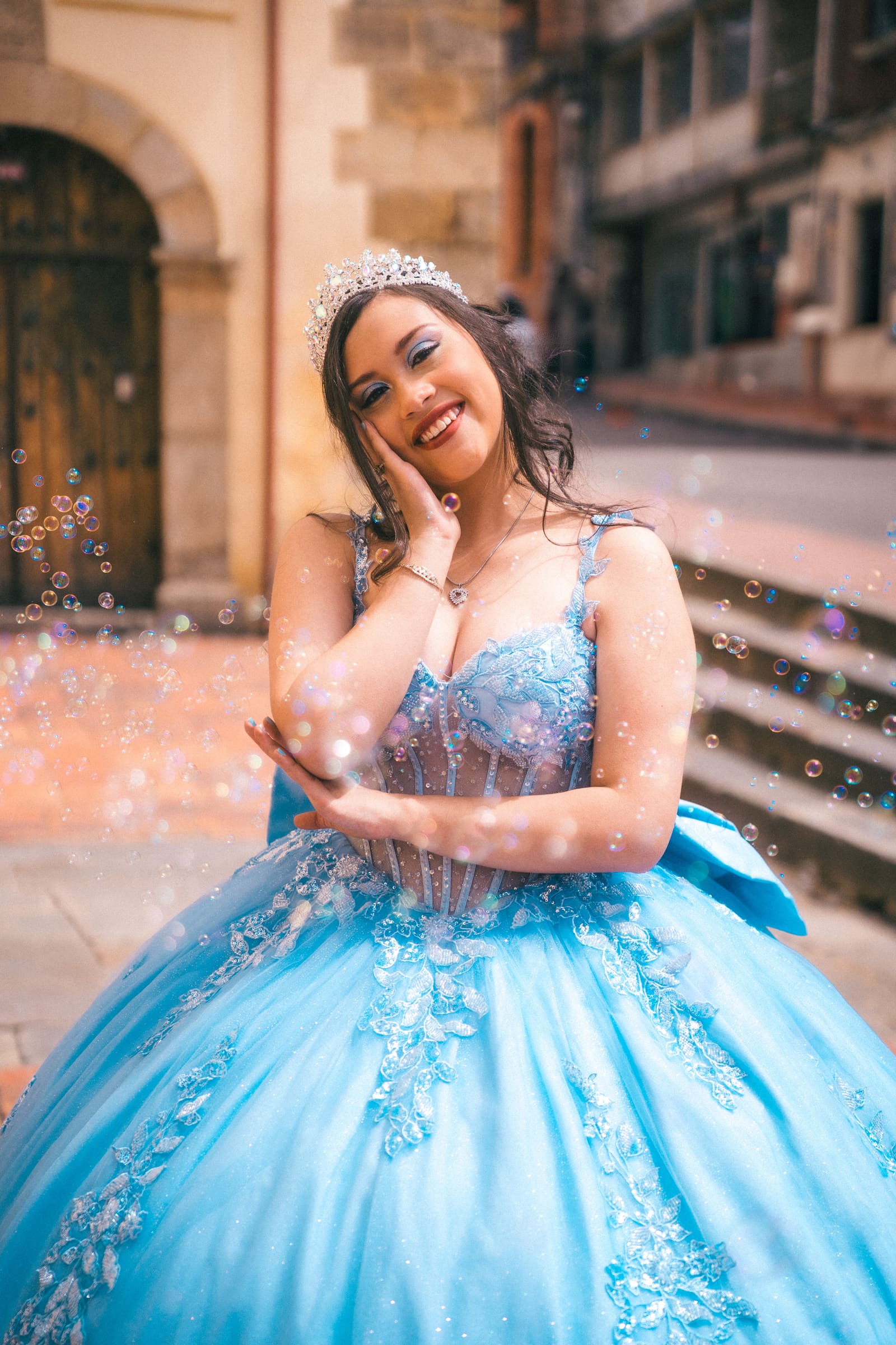 Mariana sonriendo entre las calles empedradas de La Candelaria