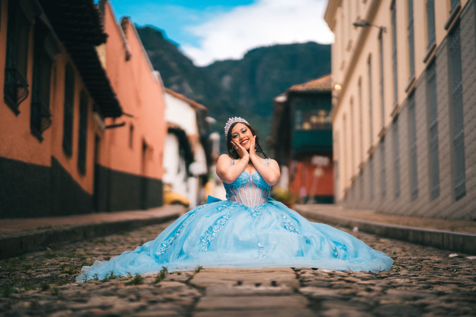 Retrato de Mariana frente a una fachada de colores de La Candelaria