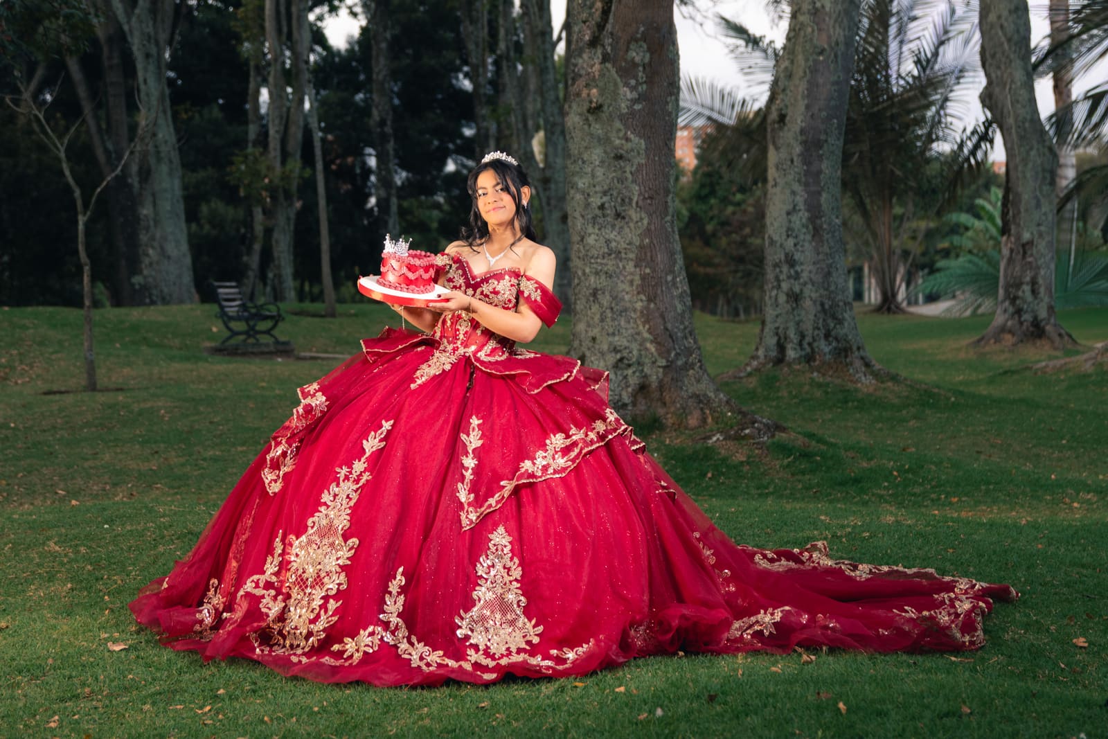 Khamila posando en uno de los senderos del Parque de los Novios