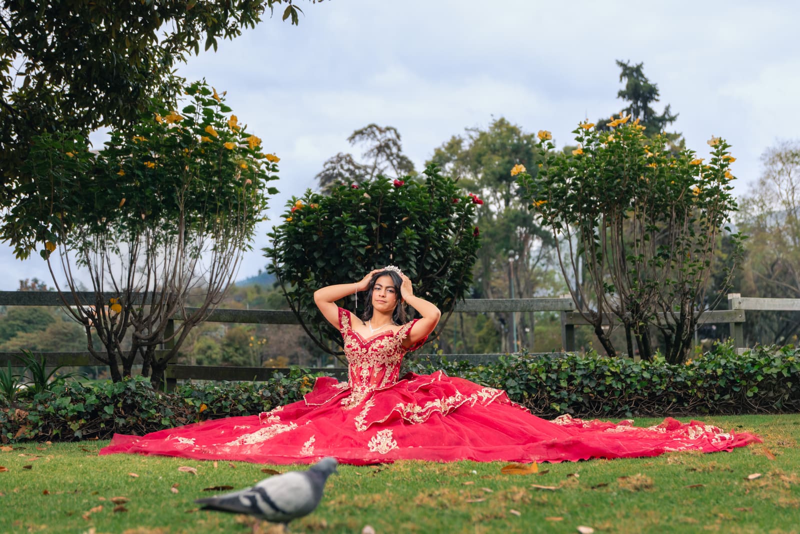 Khamila girando y haciendo volar la falda del vestido