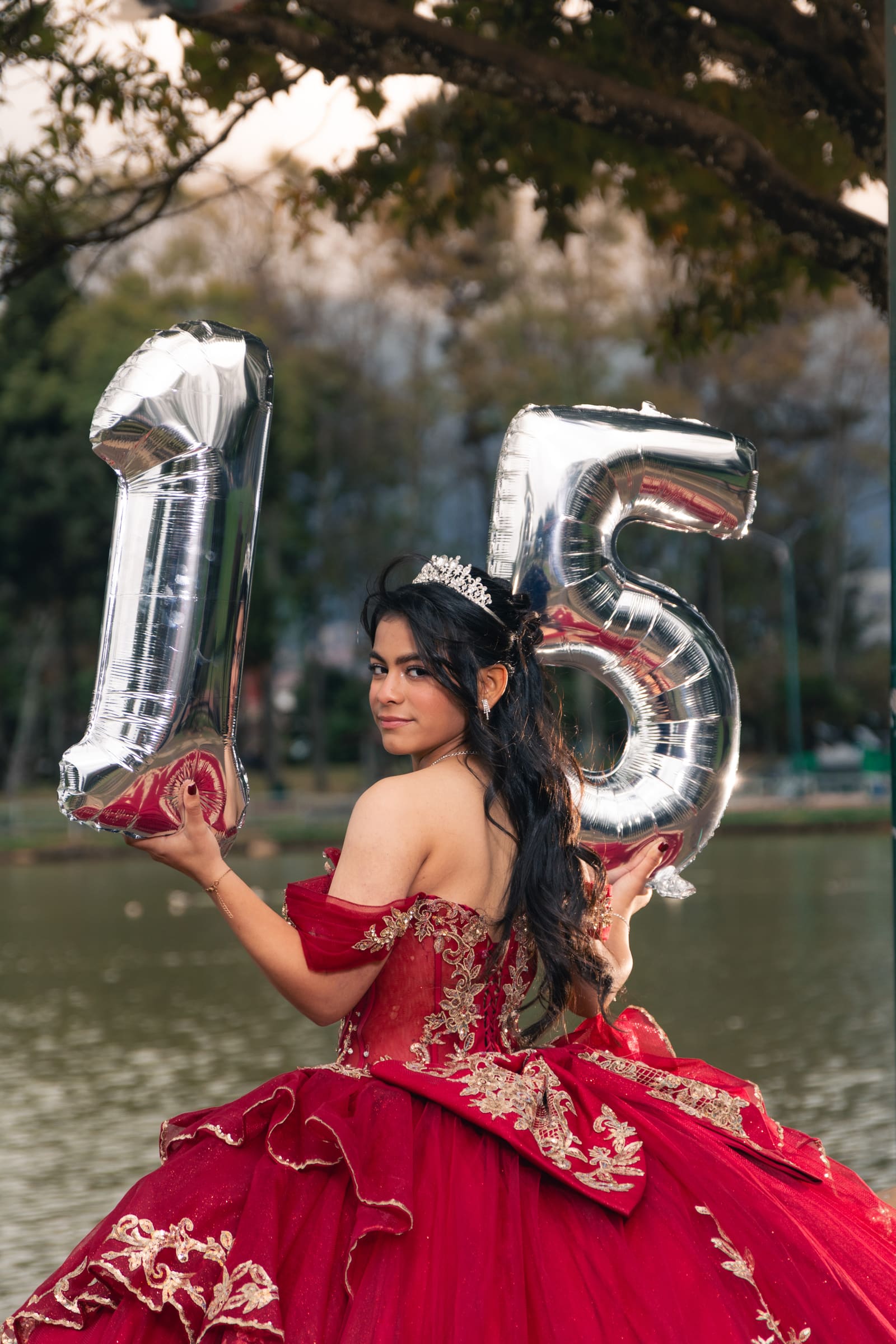 Khamila posando en uno de los senderos del Parque de los Novios