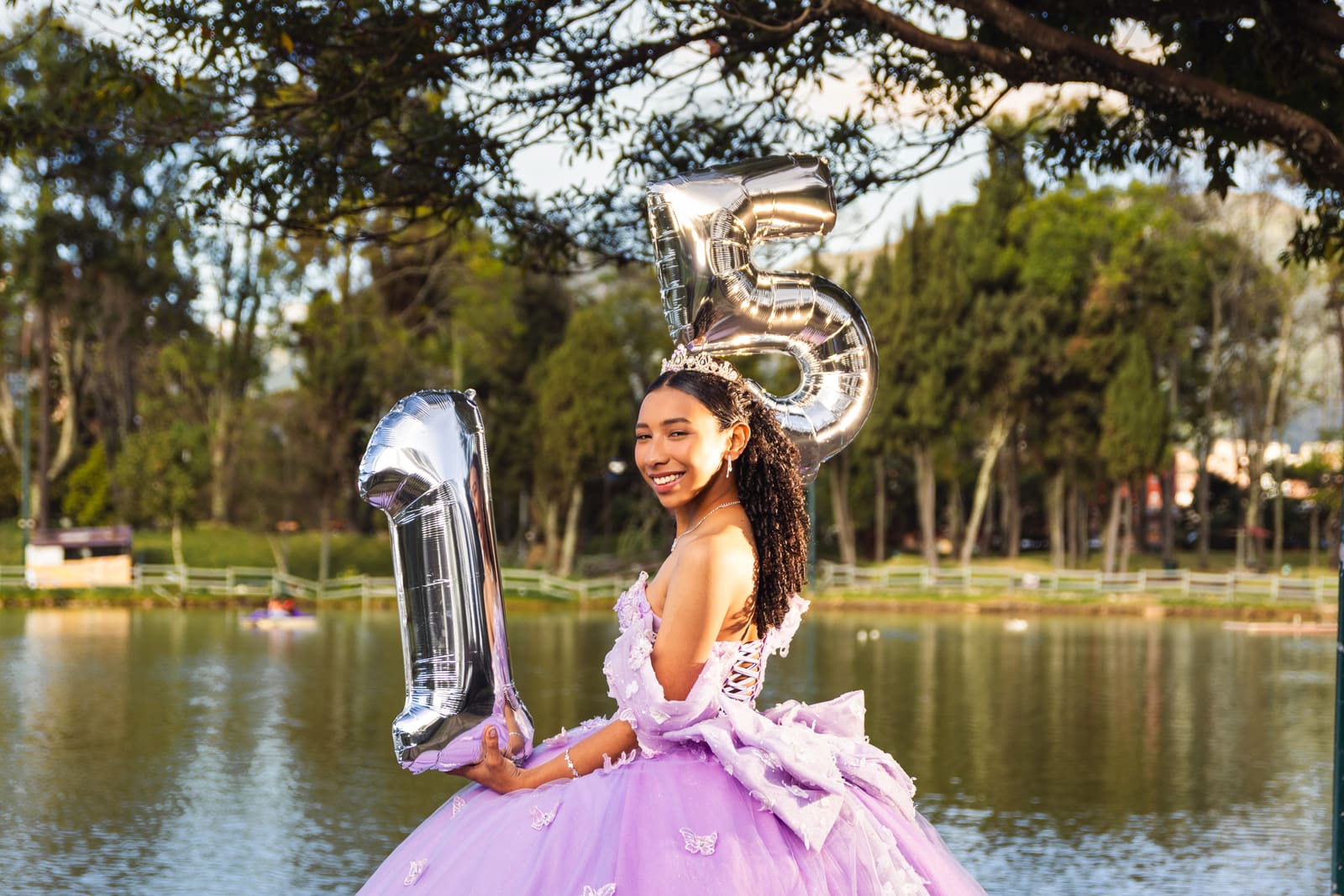 Madeleine con vestido lila durante su sesión de 15 años en el Parque de los Novios, Bogotá