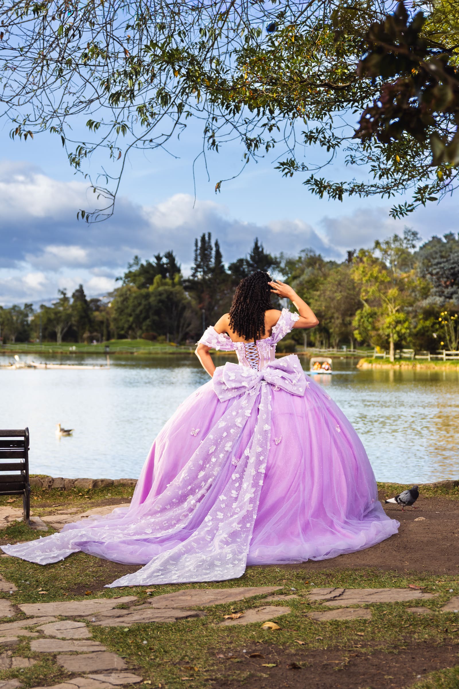 Retrato de Madeleine junto a una zona verde del parque
