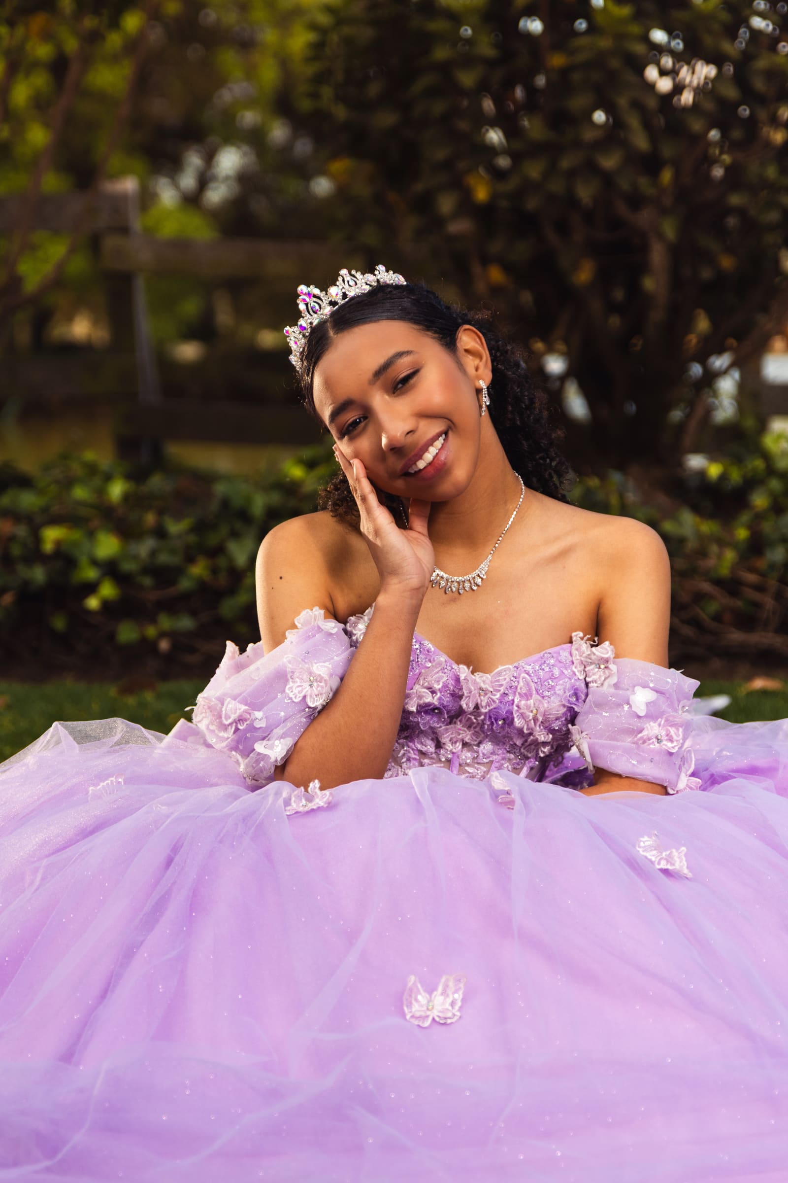 Madeleine posando en uno de los senderos del Parque de los Novios