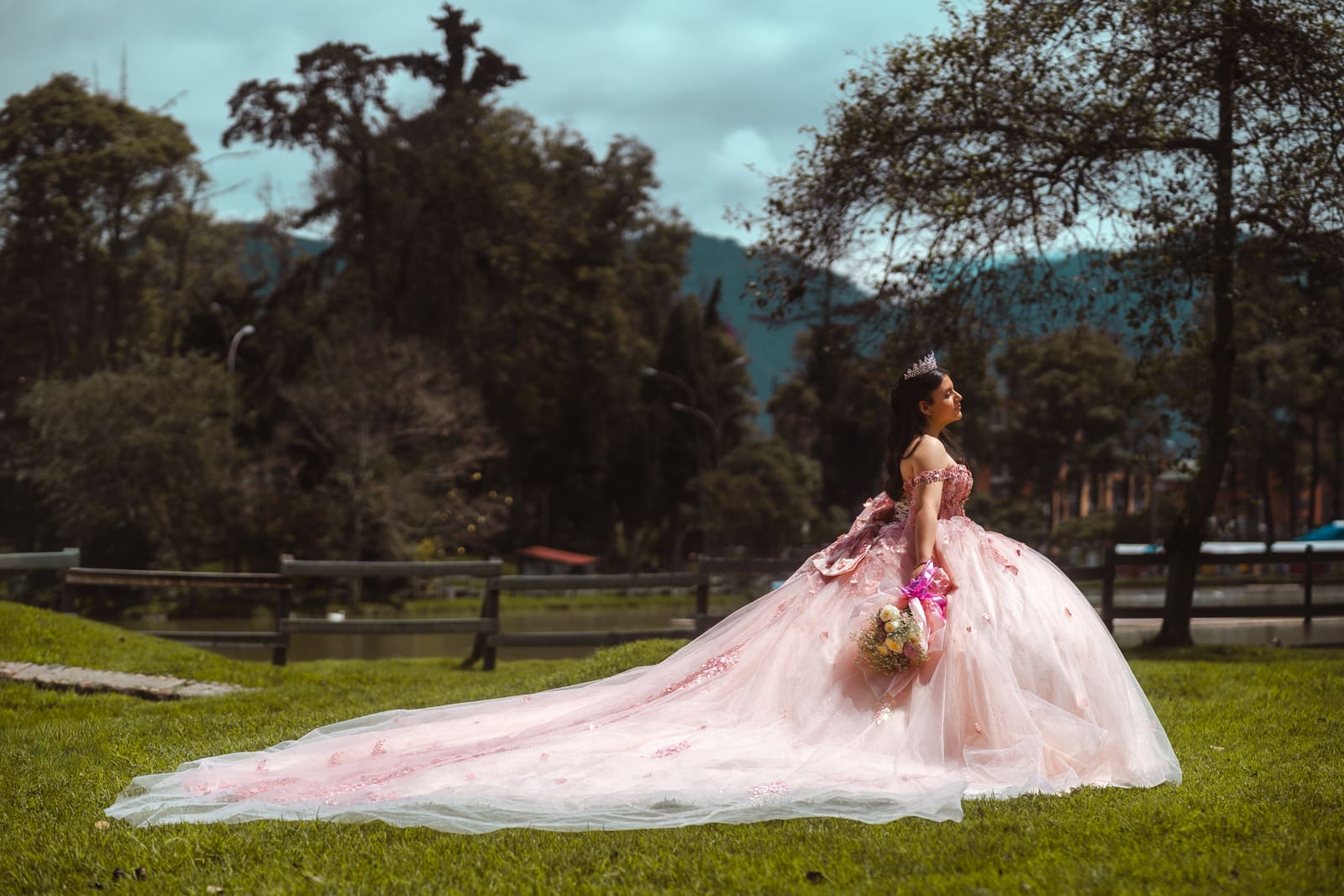 Detalle del vestido de Sofi combinando con el color del carro