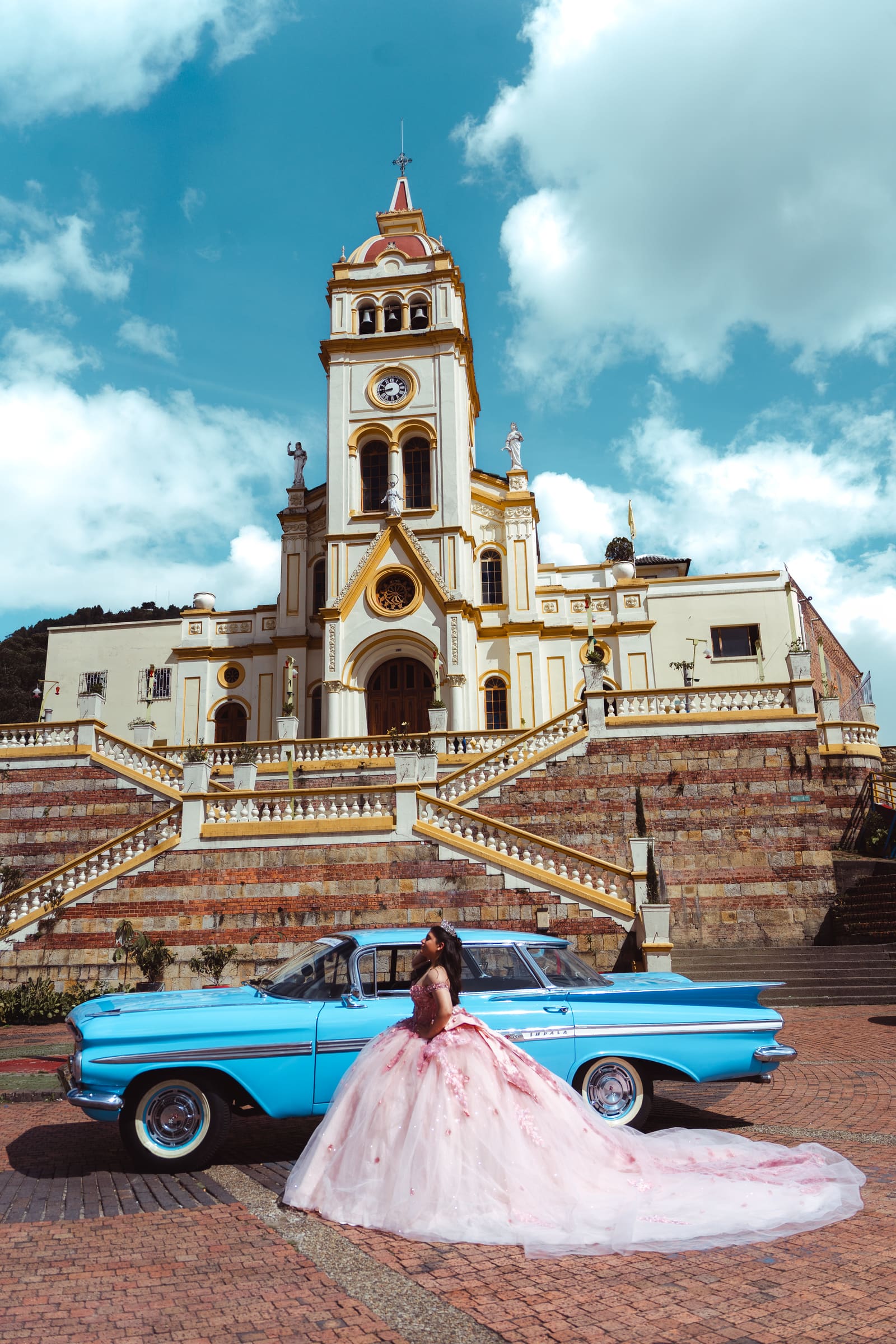 Retrato de Sofi apoyada en el carro antiguo