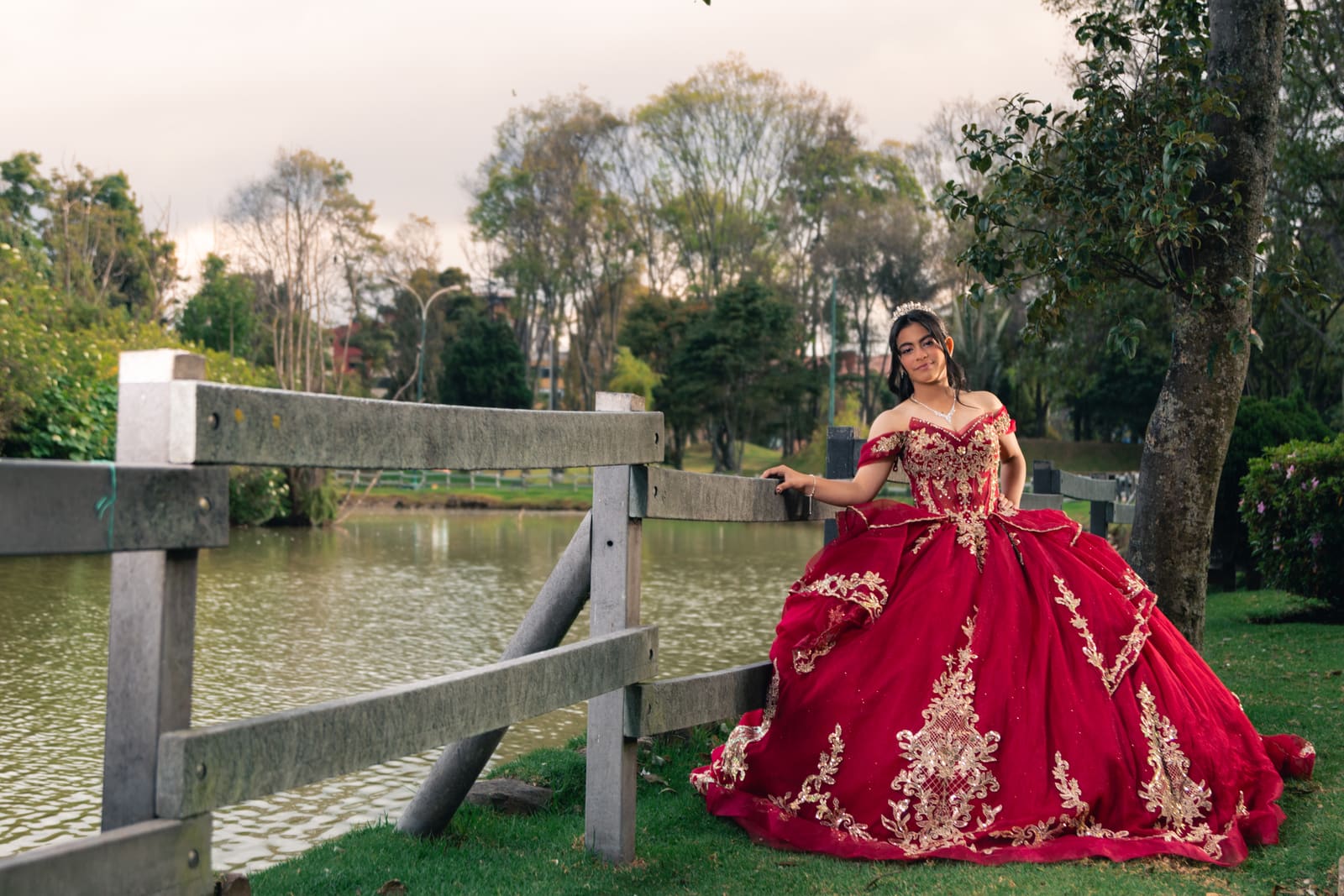 Sesión de 15 de Khamila en el Parque de los Novios: plano medio con luz natural