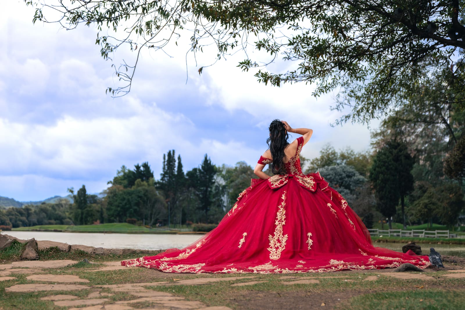 Sesión de 15 de Khamila en el Parque de los Novios: caminando por la locación
