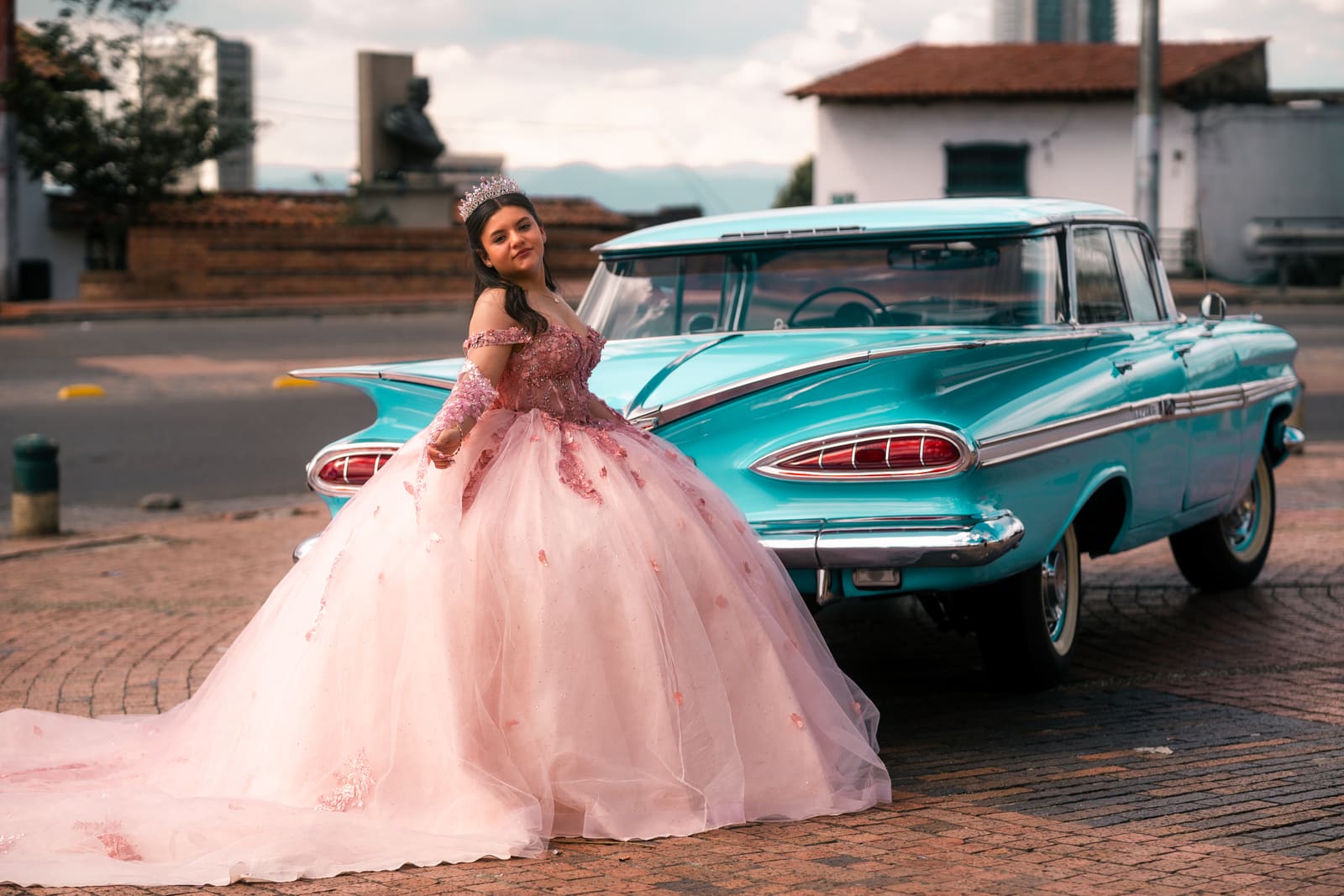 Sesión de 15 de Sofi con un carro antiguo en un parque: retrato cercano