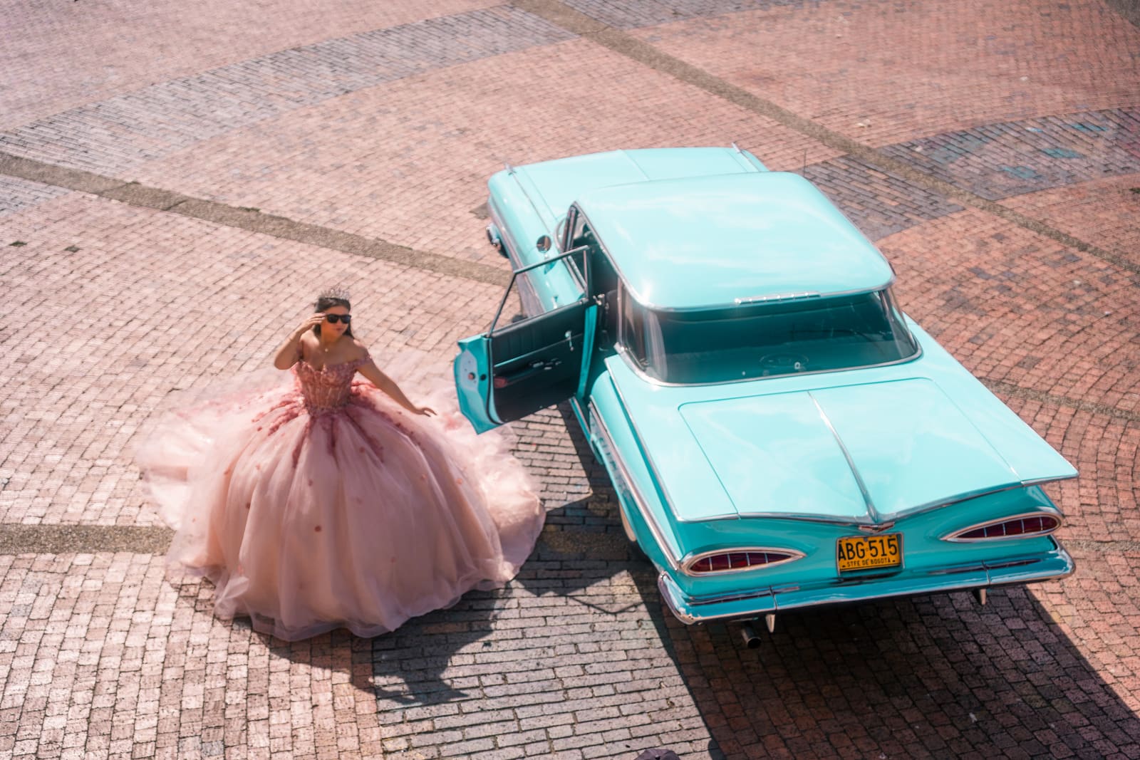 Sesión de 15 de Sofi con un carro antiguo en un parque: plano abierto del entorno