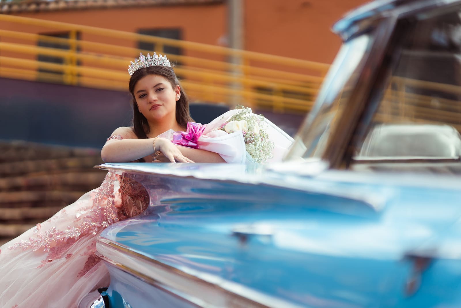 Sesión de 15 de Sofi con un carro antiguo en un parque: sonrisa mirando a cámara