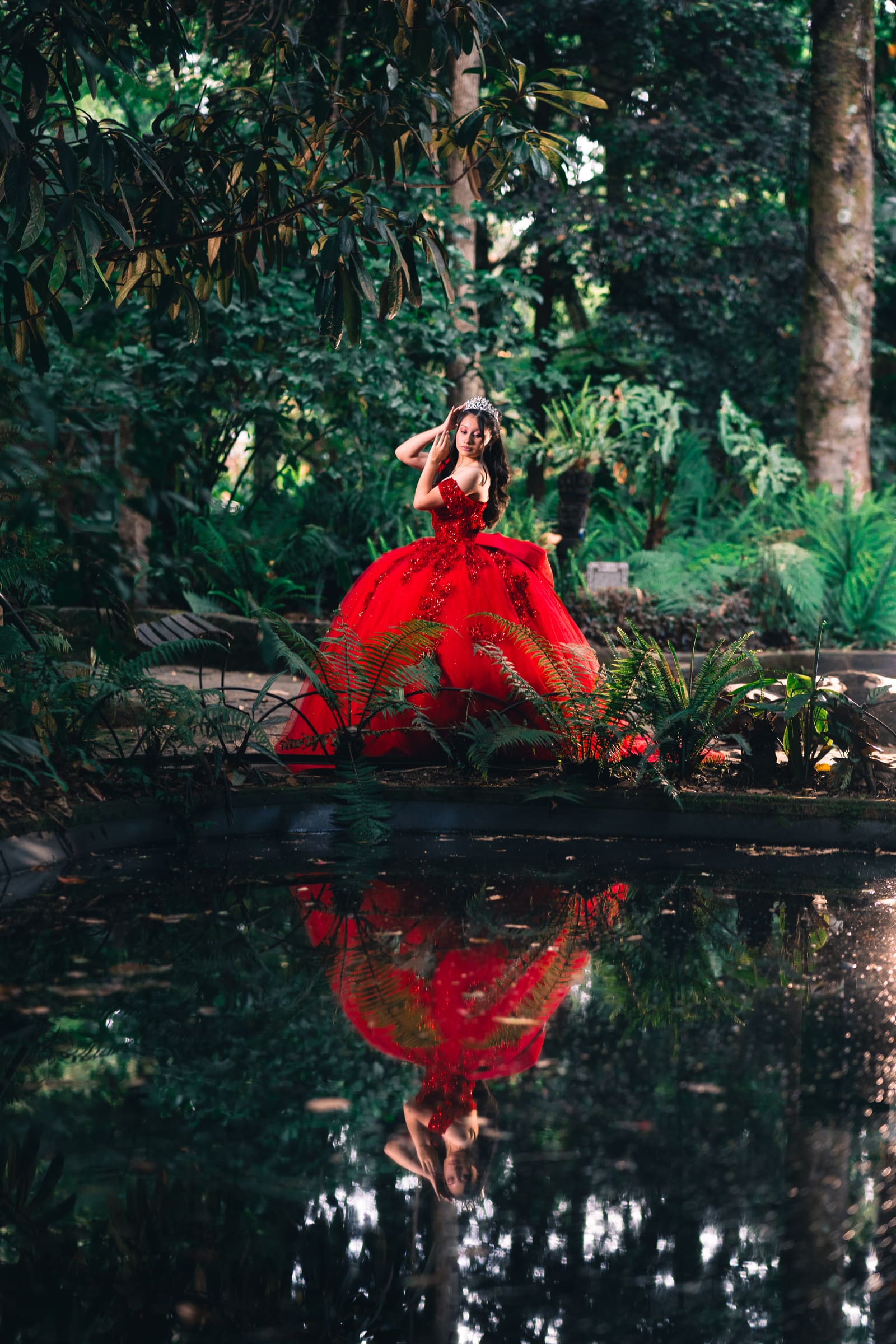 Quinceañera al aire libre con luz cálida de tarde, retrato natural