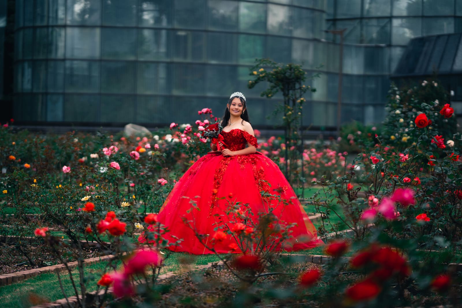 Retrato cercano de la quinceañera riendo al aire libre