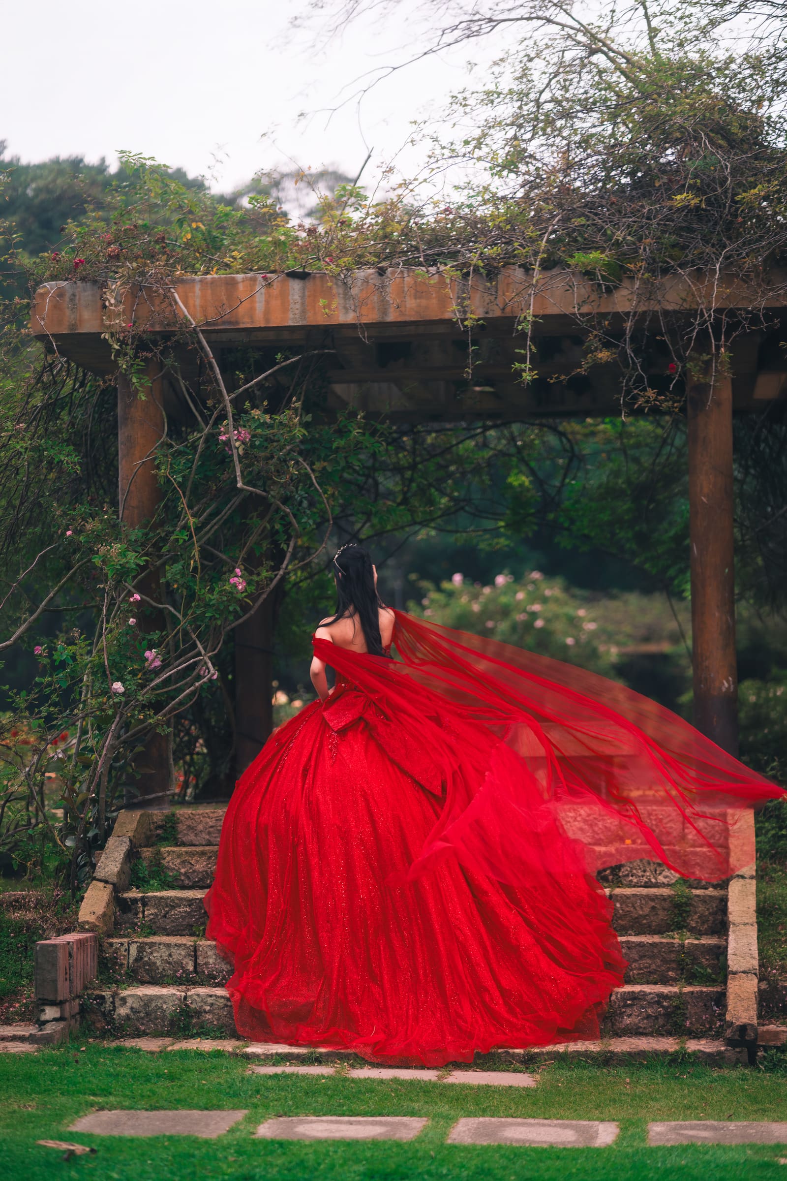 Detalle del vestido y las manos sosteniendo un ramo pequeño