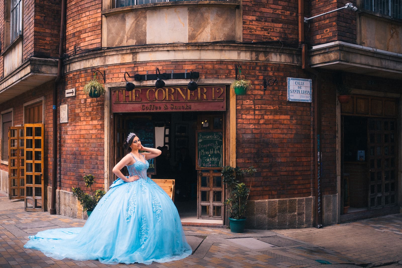 La quinceañera girando y haciendo volar la falda del vestido