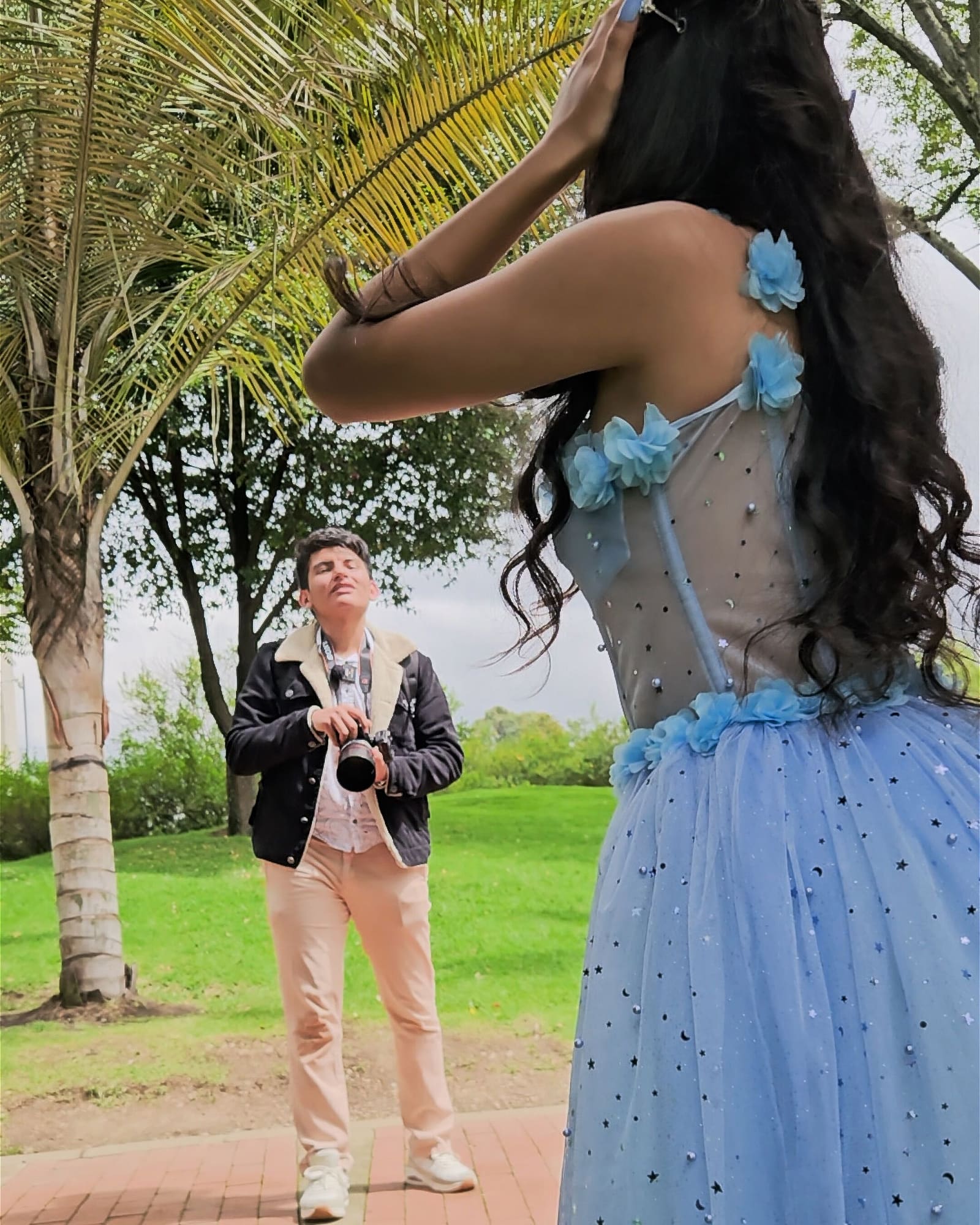 El fotógrafo indicando una pose a la quinceañera durante la sesión