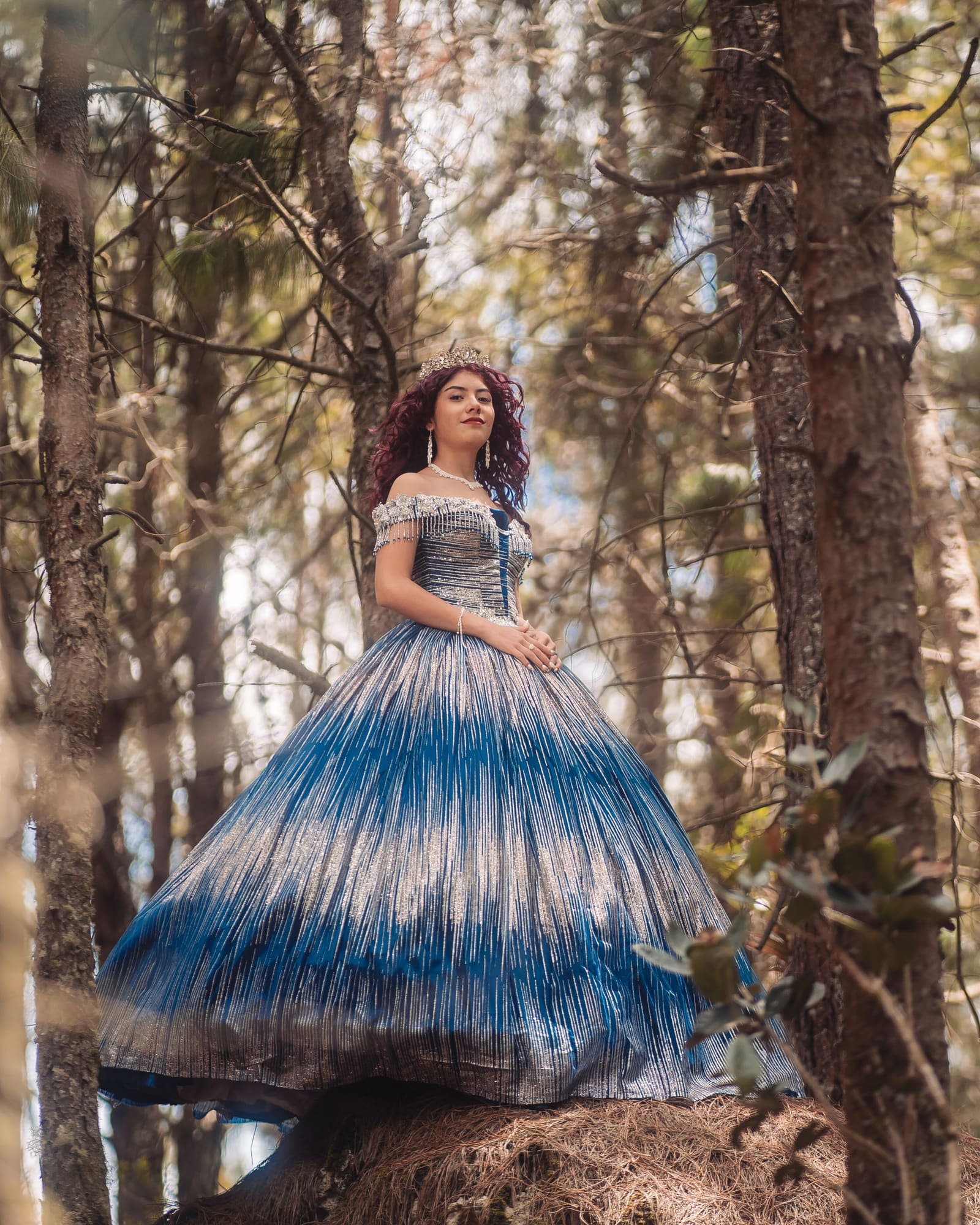 Quinceañera caminando por una locación exterior con luz de tarde