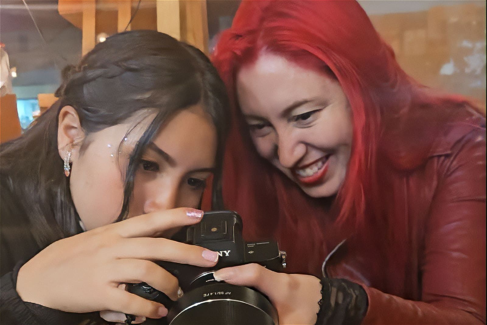 La quinceañera revisando fotos con el equipo al final de la sesión